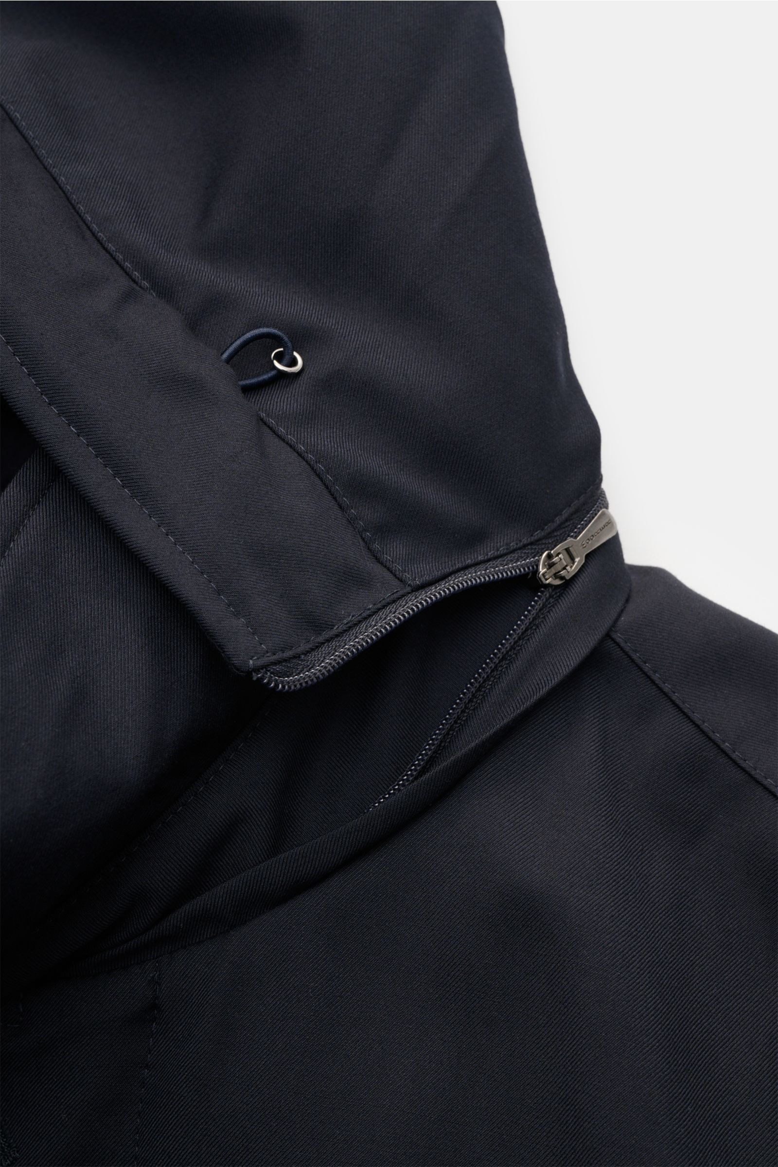 Close-up view of the navy fabric and zipper detail on the Moorer Jacke 'Elson' navy, showing the smooth texture and stitching. Funktionalität trifft zeitloses Design: Die 2-in-1-Jacke von MOORER passt sich dank der herausnehmbaren Daunenjacke flexibel ver
