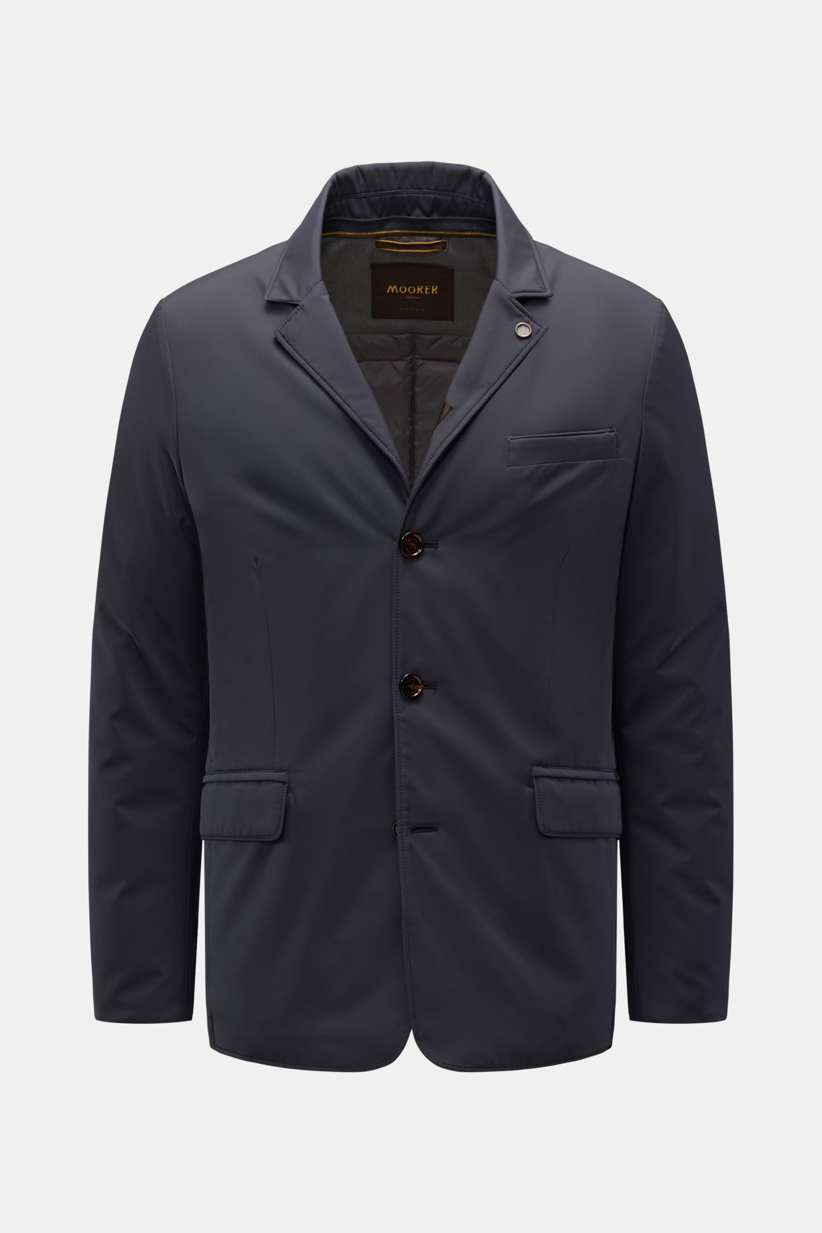 Front view of the Moorer Jacke 'Nobile' navy, a slim fit jacket with elastic microfiber, water-repellent finish, double-front, three-button style, variable collar, flap hip pockets, back vent with snap buttons, smooth lining, and two inside pockets. 

Des
