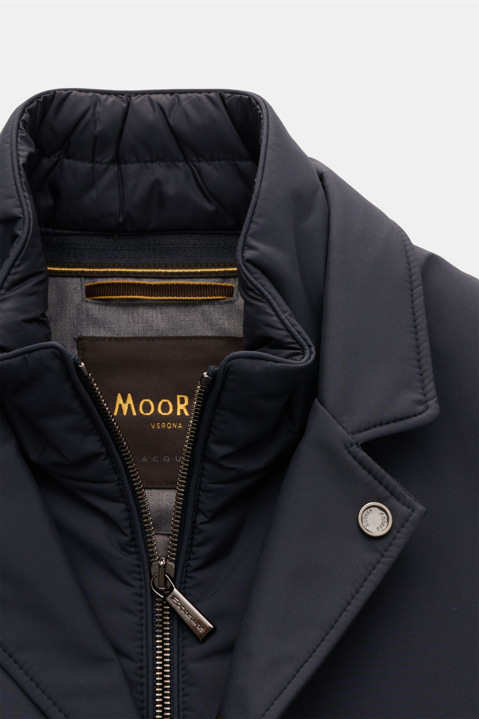 Close-up front view of the Moorer Jacke 'Nobile' navy, showing elastic microfiber fabric, water-repellent finish, smooth touch, double-front with two-way zipper, slim fit, three-button style, variable collar, flap hip pockets, back center vent with snap b