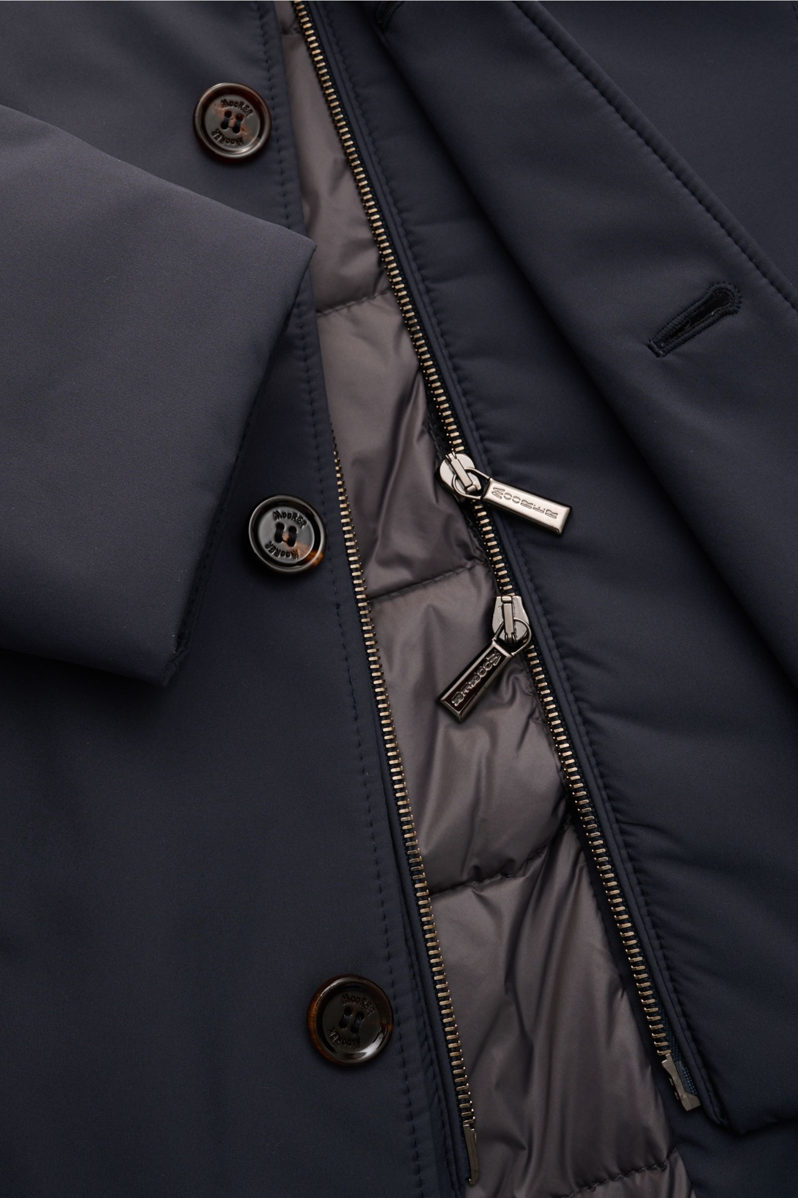 Close-up front view of Moorer Jacke 'Nobile' navy, showing water-repellent fabric, elastic microfiber, double-front with two-way zipper, three-button style, and smooth lining. 

Description: Die Jacke 'Nobile' von MOORER ist der perfekte City-Player – 