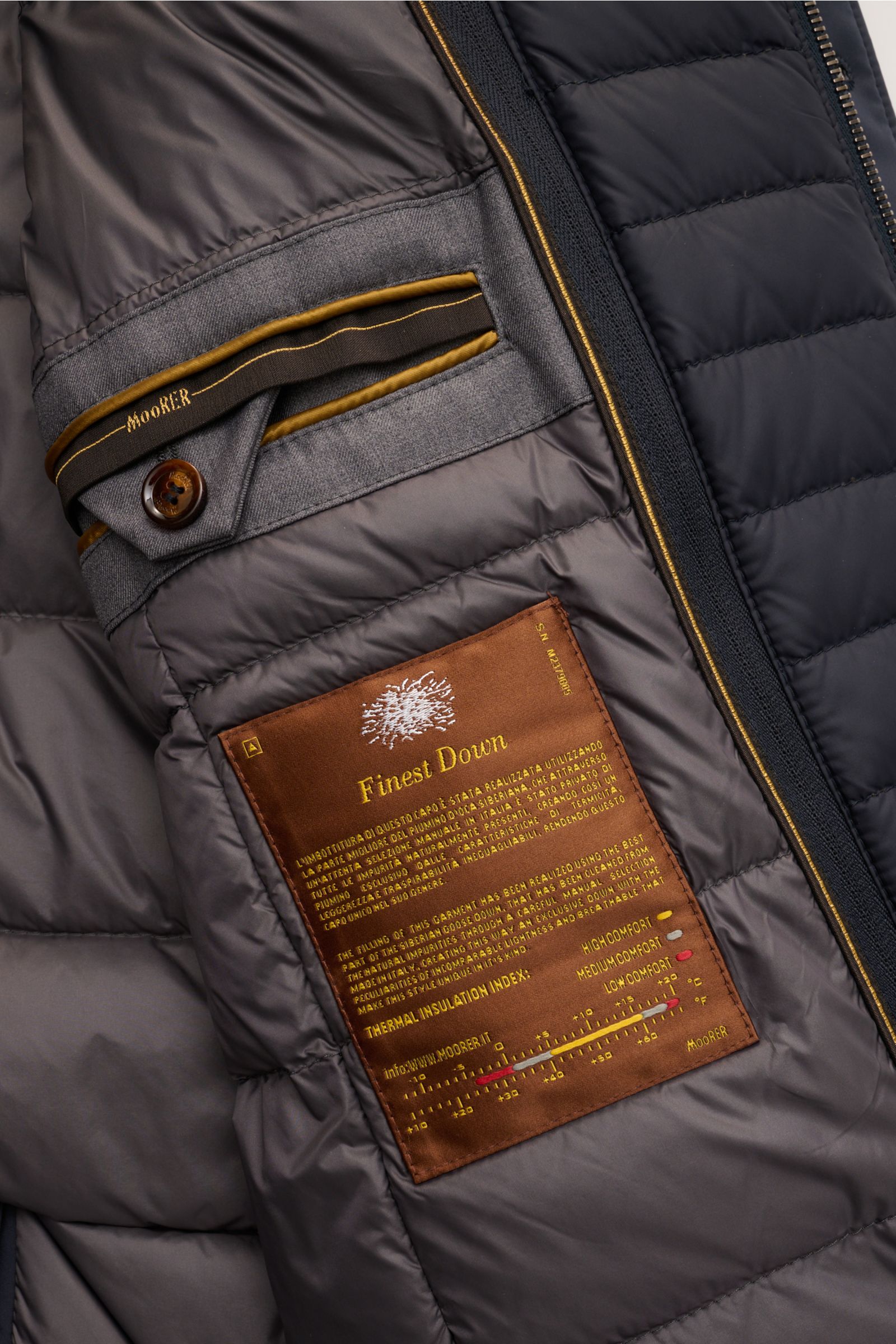Close-up interior view of the Moorer Jacke 'Nobile' navy showing the Finest Down label, buttoned inner pocket with Moorer branding, and quilted lining.

Description: Die Jacke 'Nobile' von MOORER ist der perfekte City-Player – wasserabweisendes Finish,