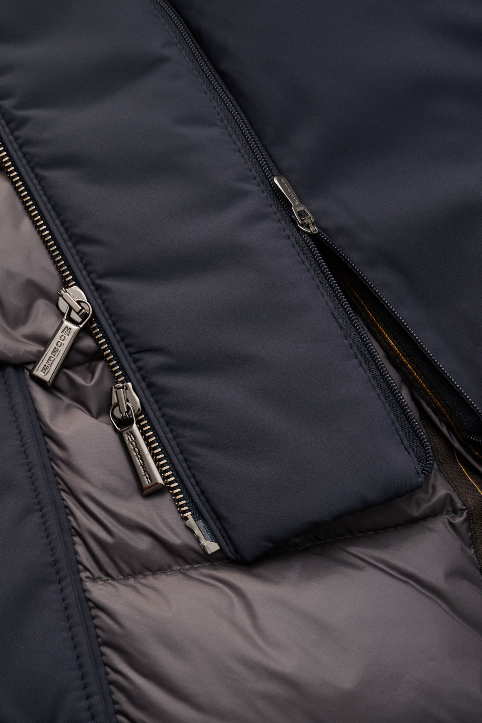 Close-up front view of Moorer Jacke 'Nobile' navy showing water-repellent elastic microfiber fabric, double-front with two-way zippers, and smooth lining.