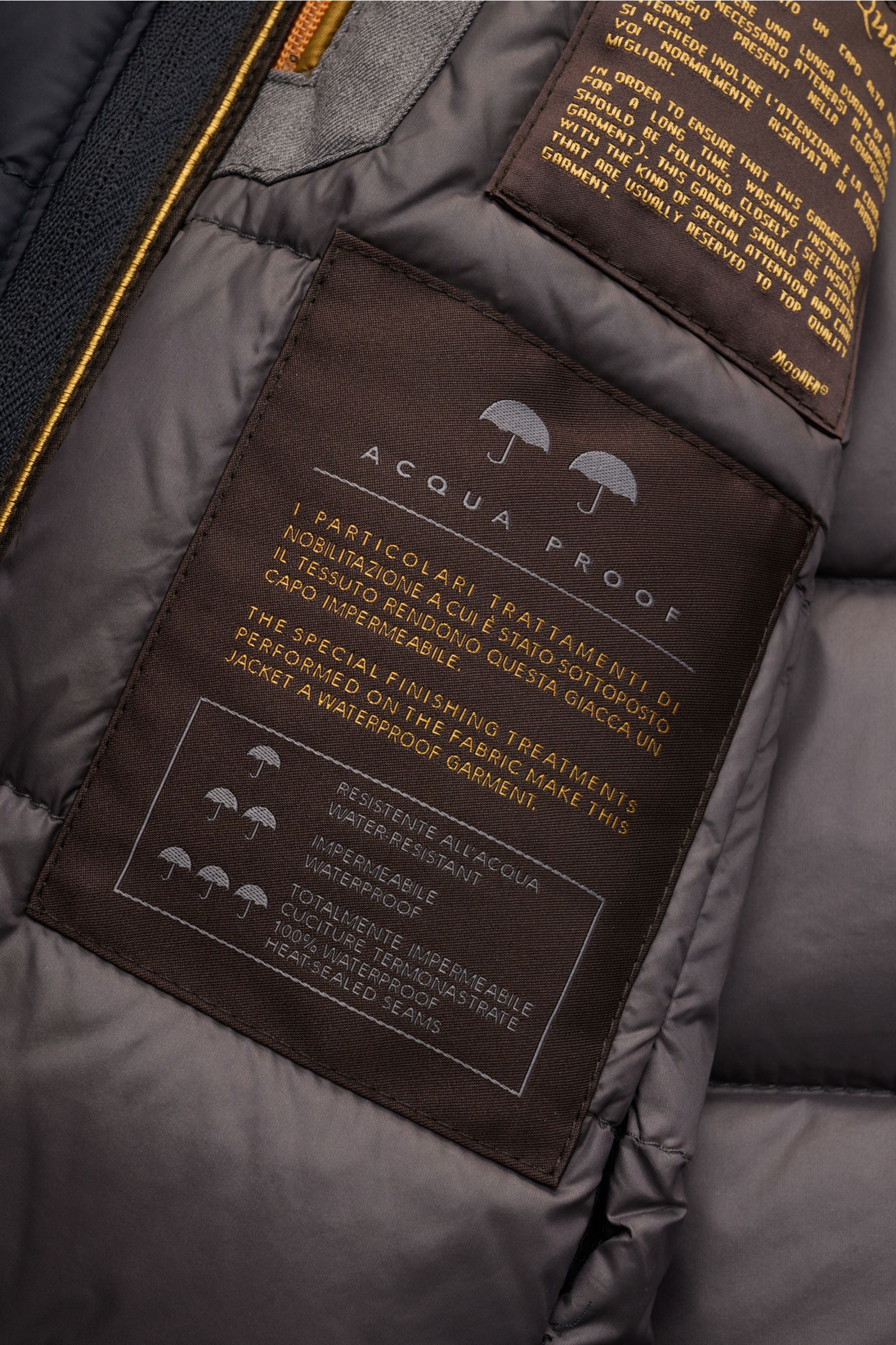 Close-up interior view of Moorer Jacke 'Nobile' navy showing waterproof fabric label and stitching details, smooth microfiber lining.

Die Jacke 'Nobile' von MOORER ist der perfekte City-Player – wasserabweisendes Finish, cleaner Look mit Double-Front 