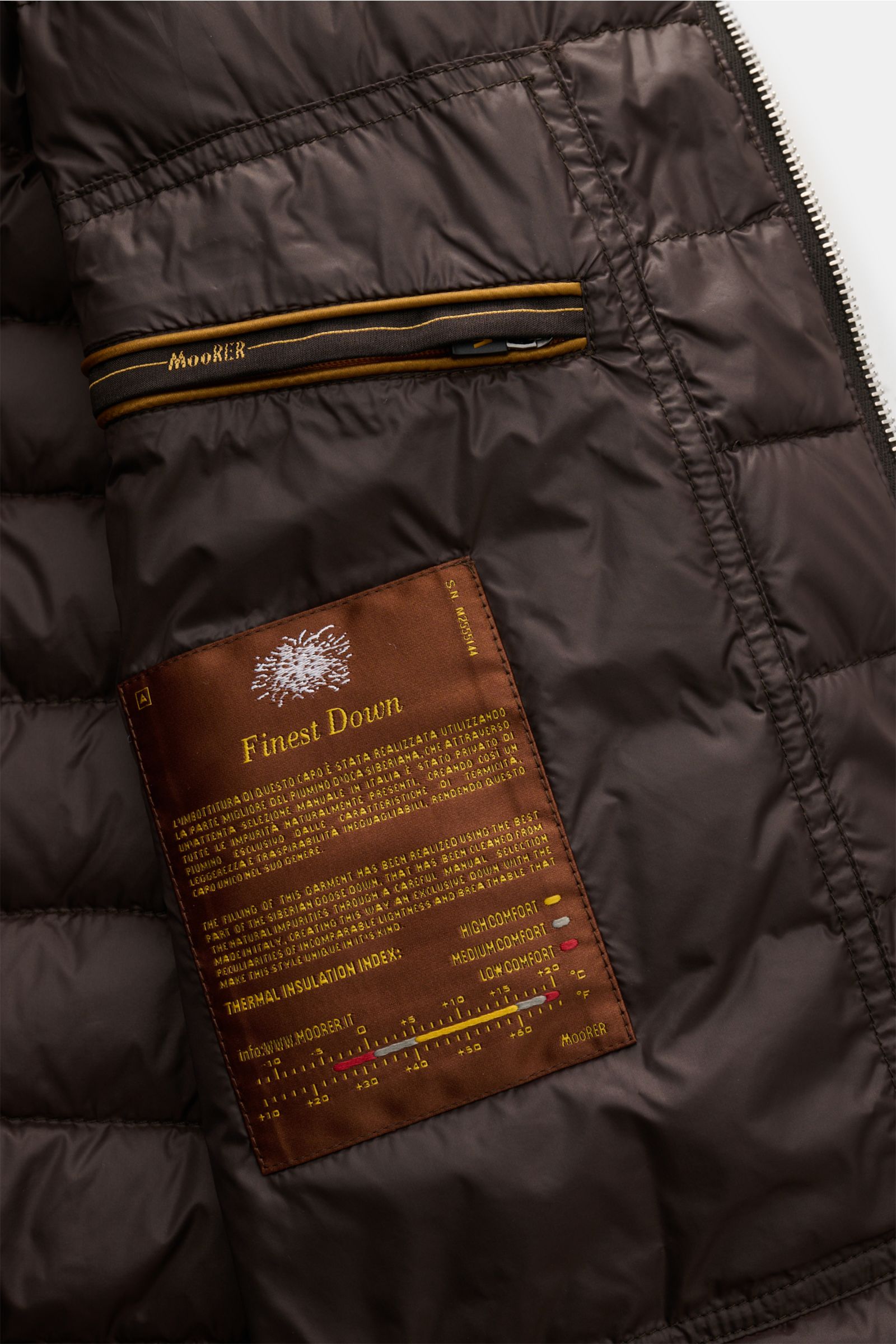 Close-up inside view of the Moorer Down blouson 'Oniro' dark brown showing quilted lining, zippered pocket with logo, and Finest Down label.

Description: Maximum function in incredibly lightweight fabric: The sporty down blouson 'Oniro' has a warm down l