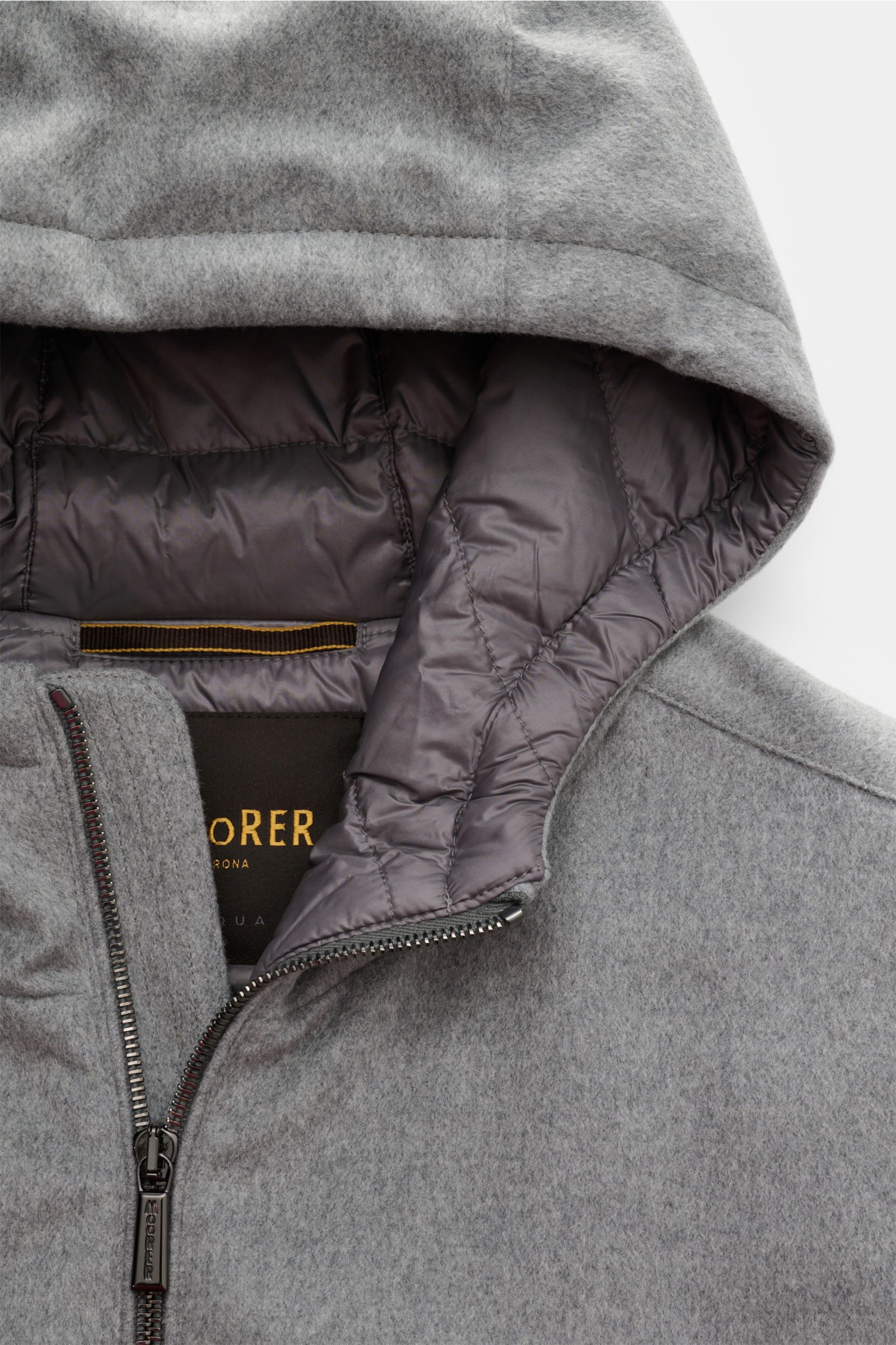 Moorer Daunenblouson 'Oniro' grau, Nahaufnahme von Kapuze und Reißverschluss, Woll-Mix, wasserabweisend, leichte Daunenfüllung, Slim Fit.