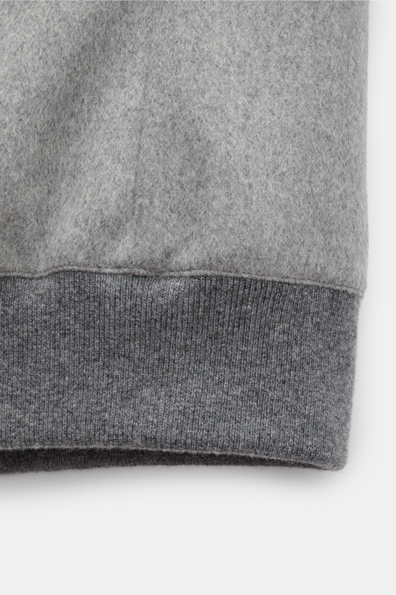 Grau melierter Saum mit elastischem Bündchen des Moorer Daunenblouson 'Oniro' grau, Detailaufnahme von unten, weiche Haptik, Slim Fit, wasserabweisend.