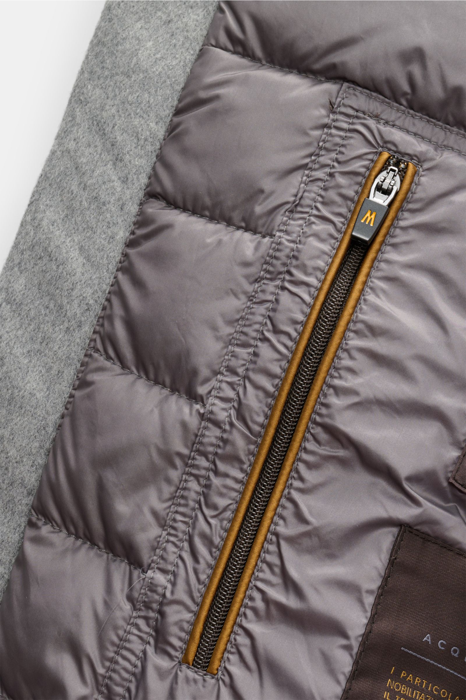 Nahaufnahme des Innenfutters mit Reißverschluss des Moorer Daunenblouson 'Oniro' grau, Slim Fit, Daunenfüllung, wasserabweisend.