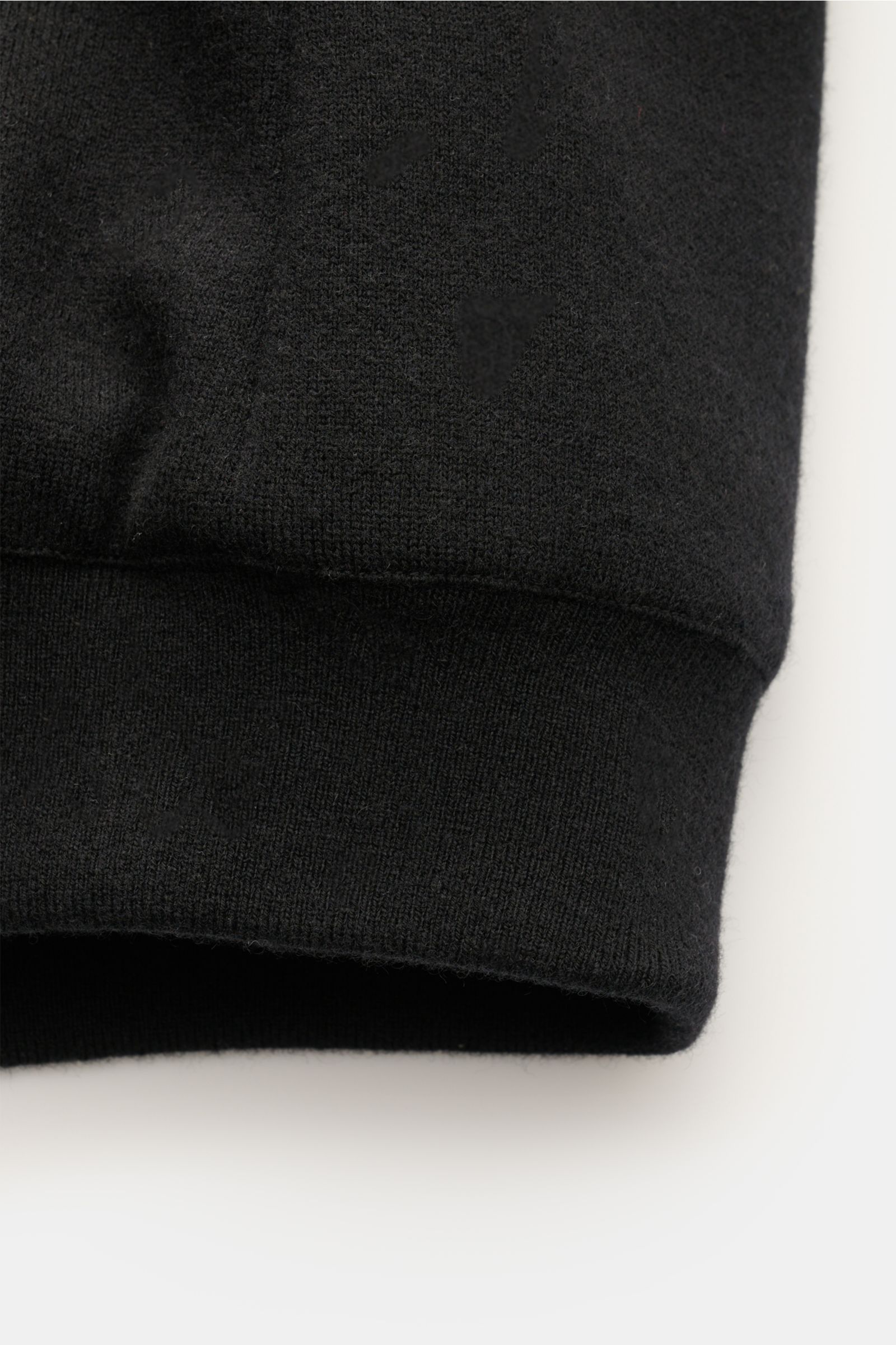 Close-up front view of the black Moorer Cashmere Daunenblouson 'Brigno' sleeve cuff, showing the soft baby-cashmere knit and ribbed elastic cuff.

Leichte, wärmende Qualität: Der sportive Daunenblouson 'Brigno' verfügt über eine wärmende Daunenfüllung 