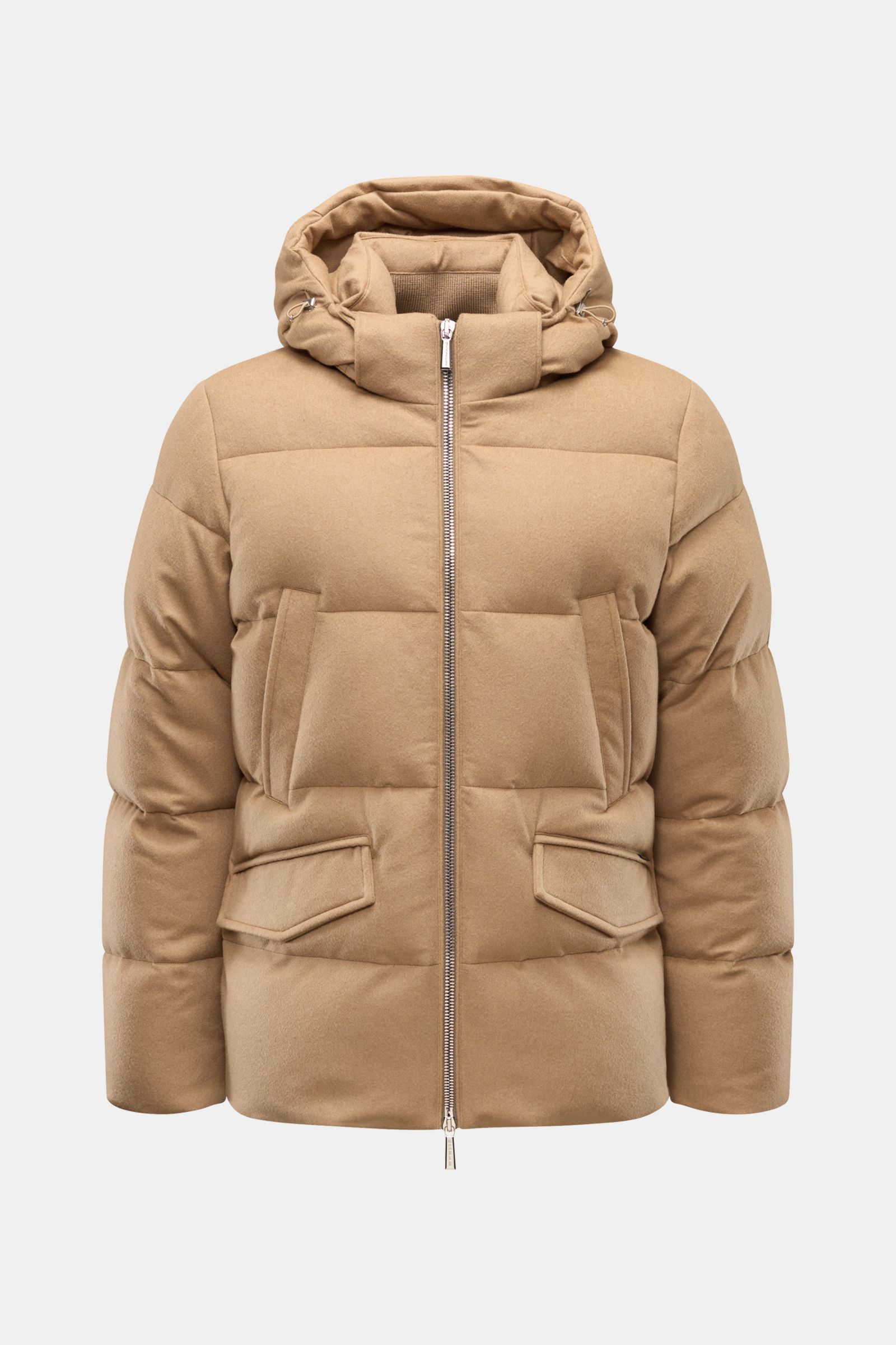 Moorer Daunenjacke 'Valls' camel, frontal fotografiert, markant gesteppte Kamelwolljacke mit Kapuze, Slim Fit, Daunenfüllung, wind- und wasserabweisend, zwei Fronttaschen mit Patte, Handwärmetaschen, zwei Innentaschen, Zwei-Wege-Reißverschluss, weicher Gr