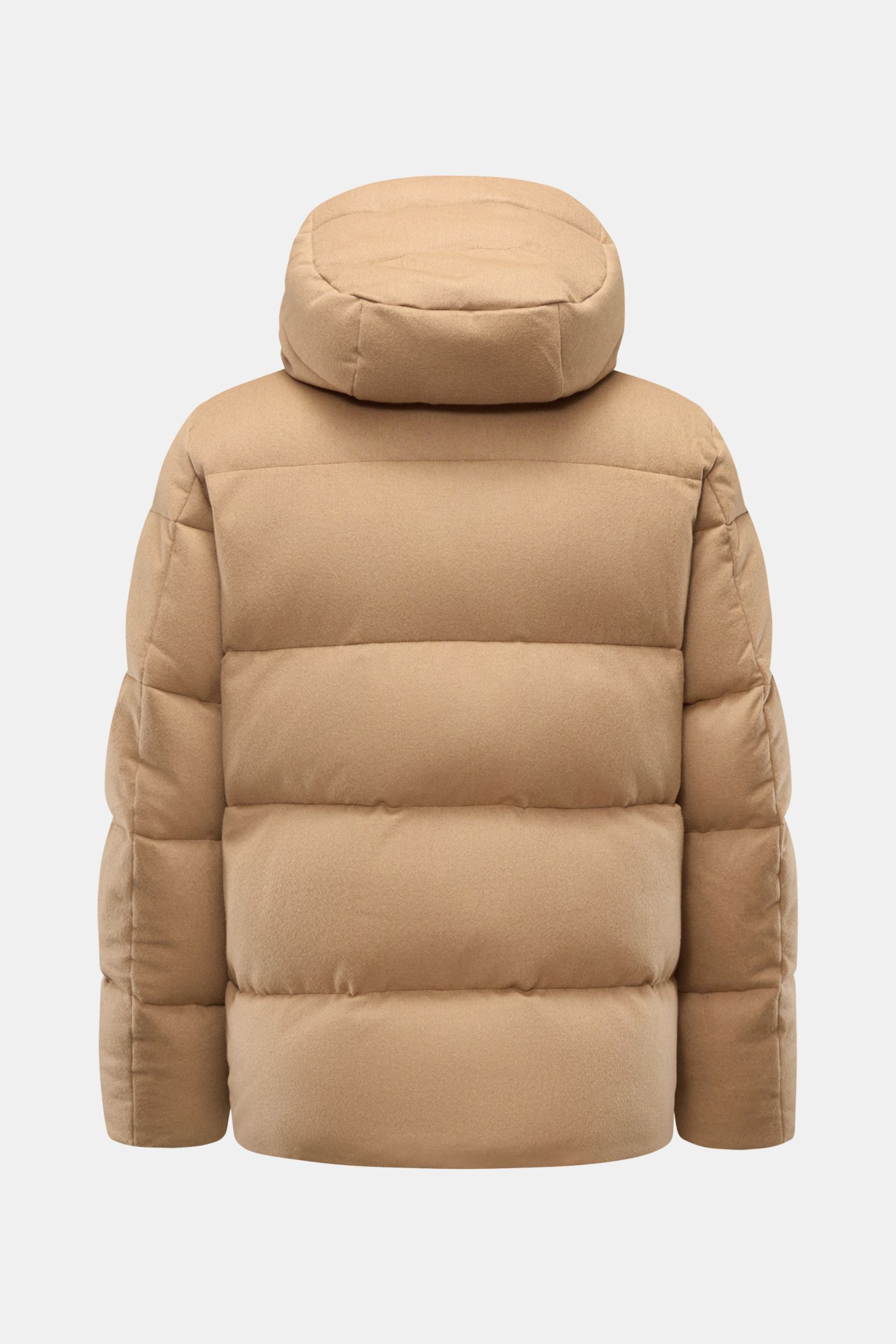 Rückansicht der markant gesteppte Moorer Daunenjacke 'Valls' camel aus Kamelwolle, mit wattierter Kapuze, Slim Fit und windabweisend.