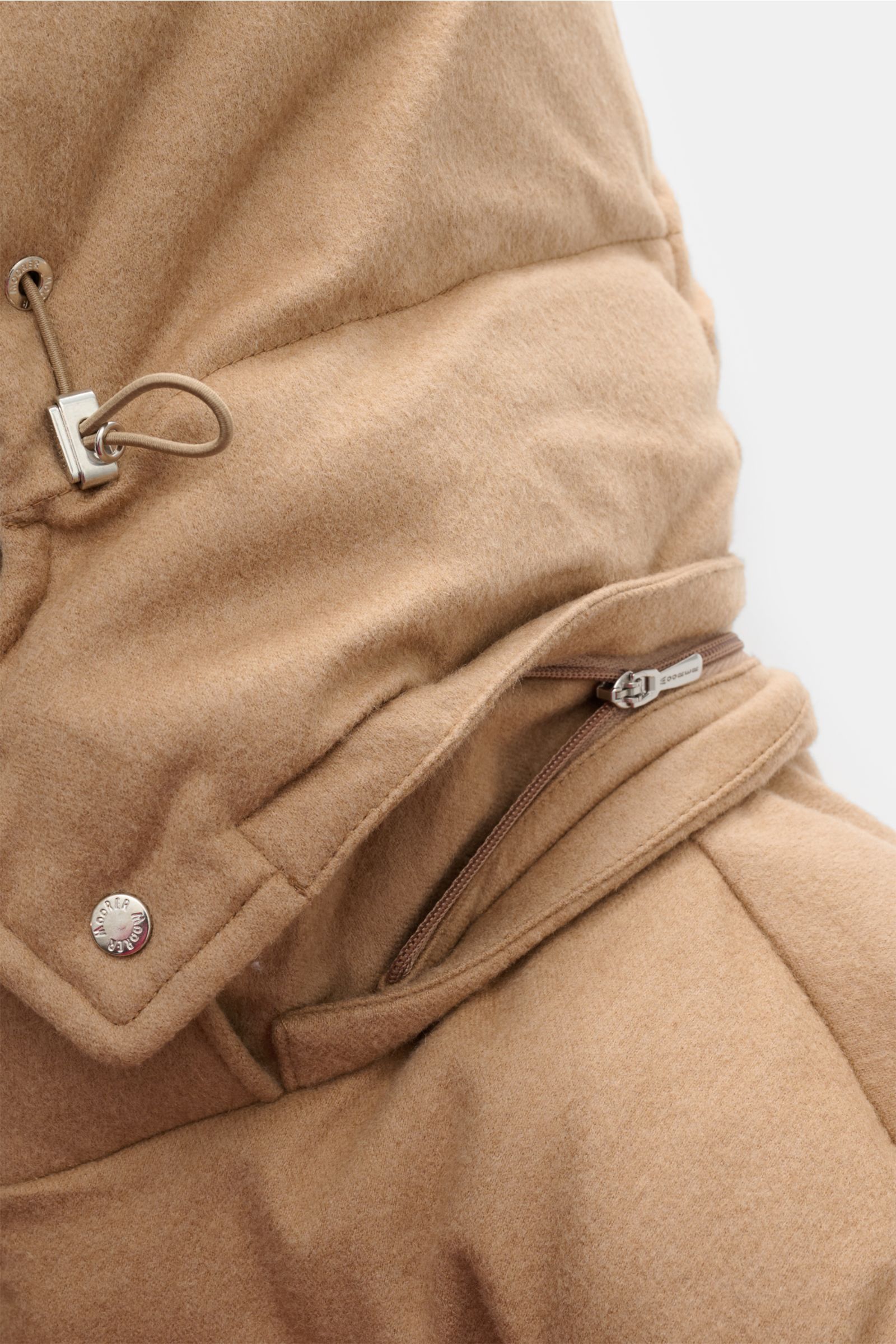 Nahaufnahme der wattierten, abnehmbaren Kapuze der Moorer Daunenjacke 'Valls' camel aus reiner Kamelwolle mit weichem Griff und Zwei-Wege-Reißverschluss, sportiv gesteppter Slim Fit, wind- und wasserabweisend, mit Handwärmetaschen und Fronttaschen mit Pat