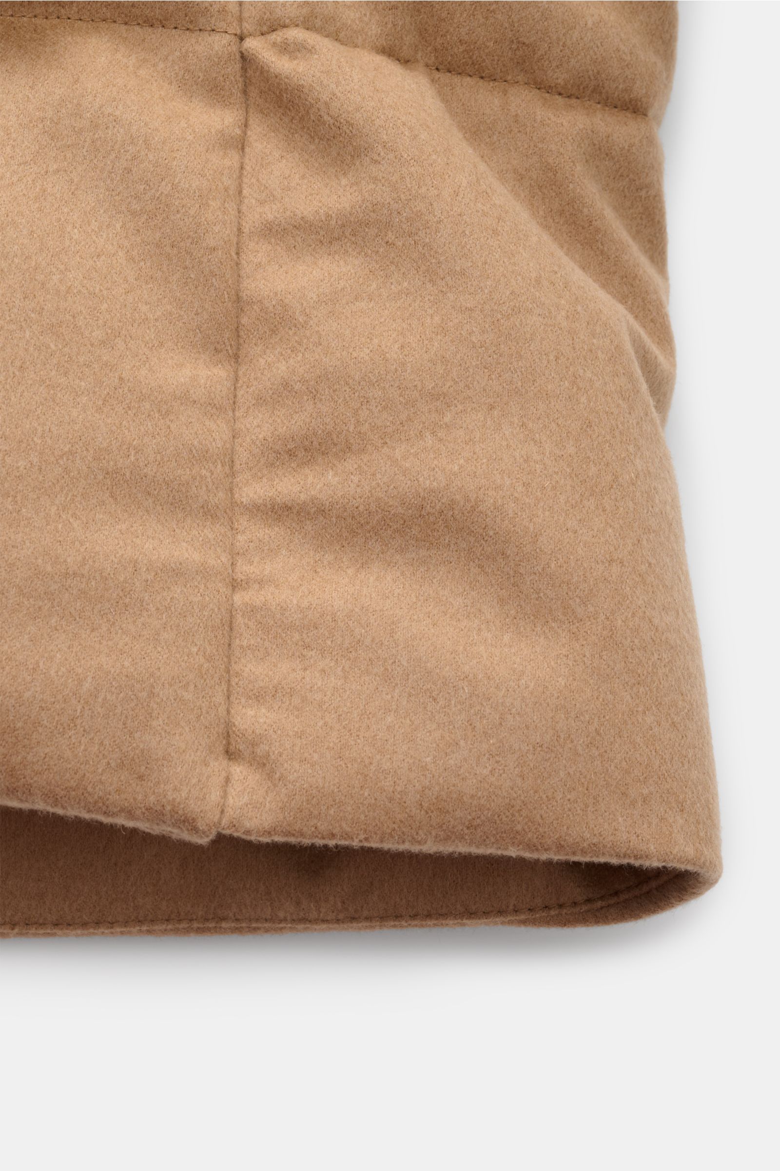 Nahaufnahme des Ärmels der Moorer Daunenjacke 'Valls' camel aus weicher, reiner Kamelwolle mit gesteppter Optik, wind- und wasserabweisend.