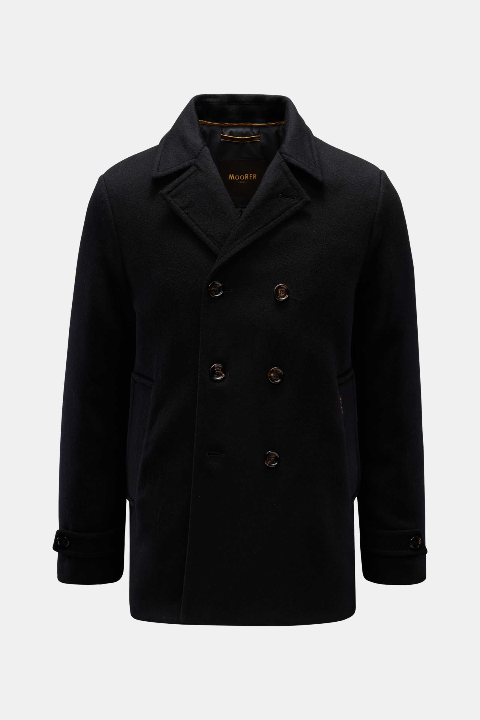 Front view of Moorer Jacke 'Volmer-Kn' navy, a slim fit, water-repellent Caban jacket with double-front, leather trim, hidden hood, and four-button style.

Description: Die 'Volmer-Kn' von MOORER vereint stilvolle Eleganz mit praktischer Funktionalität