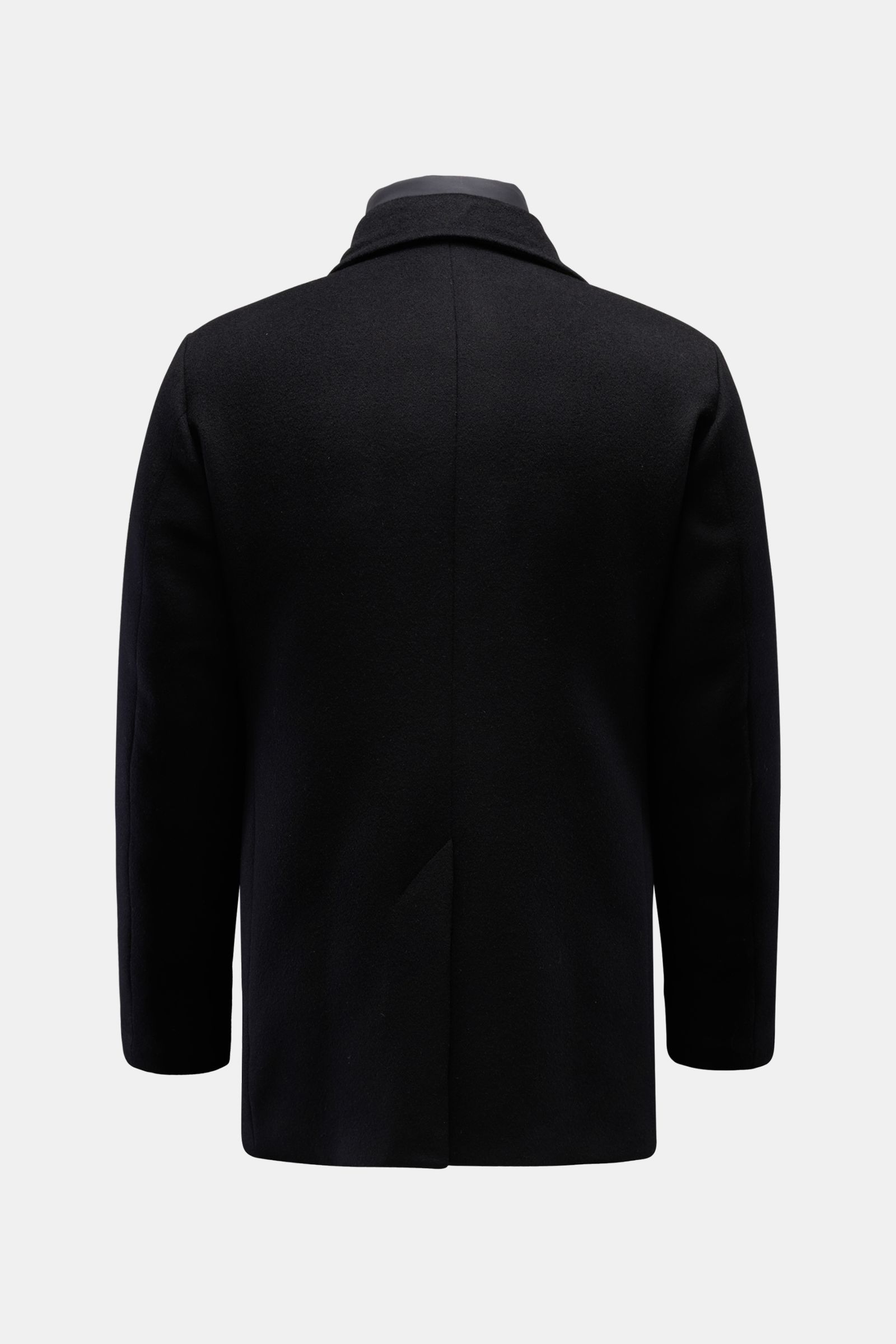 Rear view of Moorer Jacke 'Volmer-Kn' navy, a slim fit, water-repellent Caban jacket with elastic microfibre, leather trim, double-front zipper, hidden collar hood, buttoned sleeves, and shiny lining. 

Description: Die 'Volmer-Kn' von MOORER vereint s