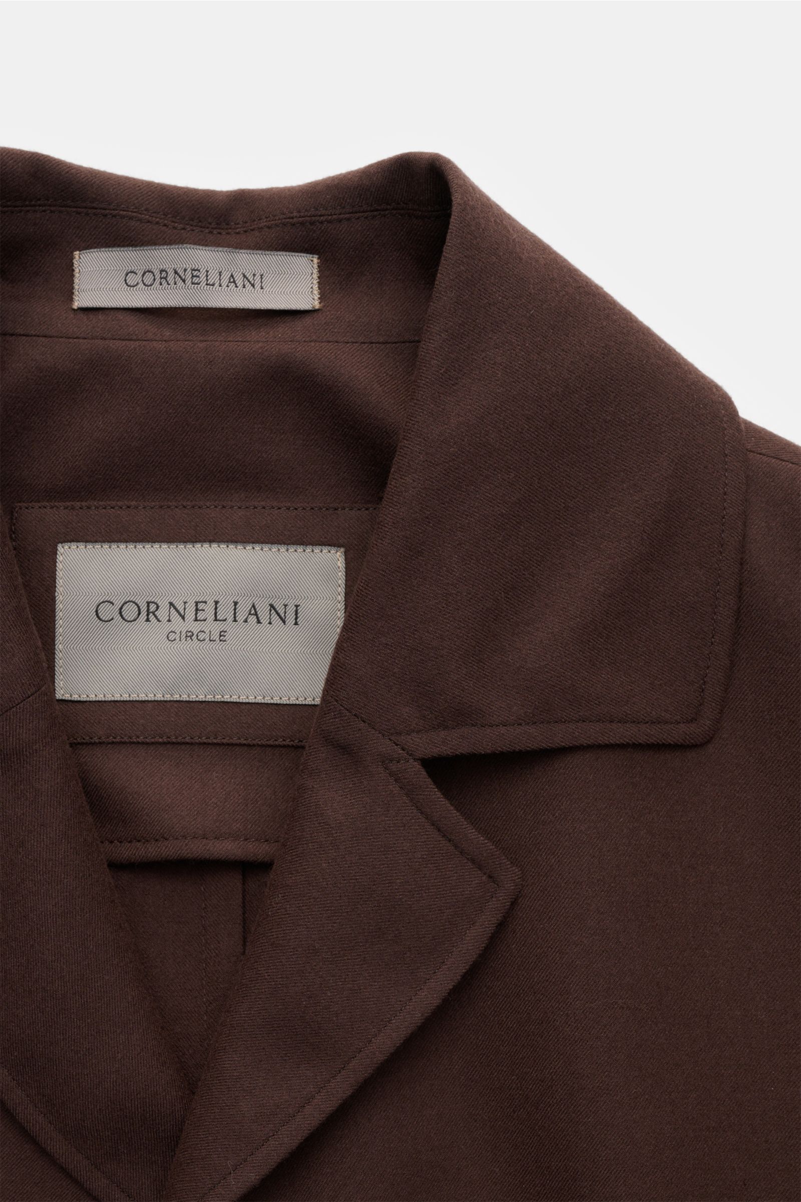 Corneliani Jacke dunkelbraun aus leichter Schurwolle, Regular Fit, fallendes Revers, Vier-Knopf-Leiste, schräge Taschen, Unconstructed Design, Nahaufnahme von oben.