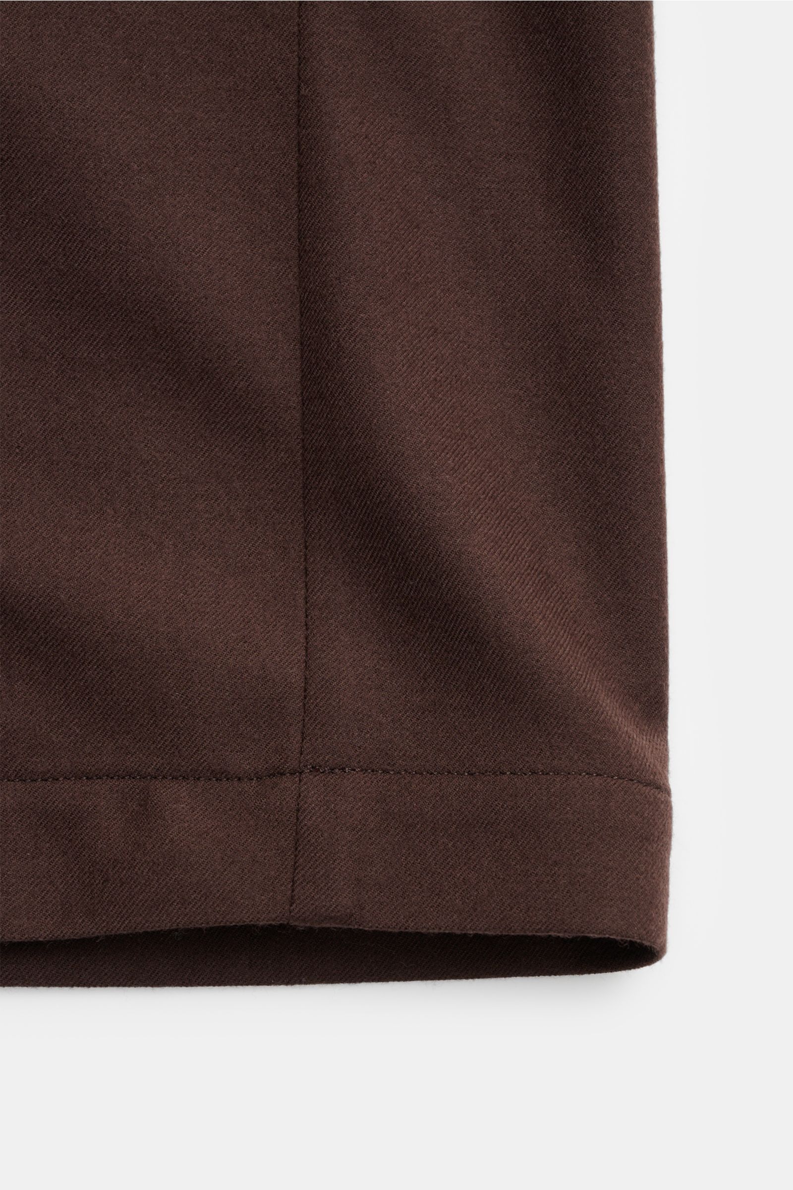 Corneliani Jacke dunkelbraun aus leichter Schurwolle, Regular Fit, fallendes Revers, Vier-Knopf-Leiste, schräge Leistentaschen, Detailansicht Stoff und Saum.