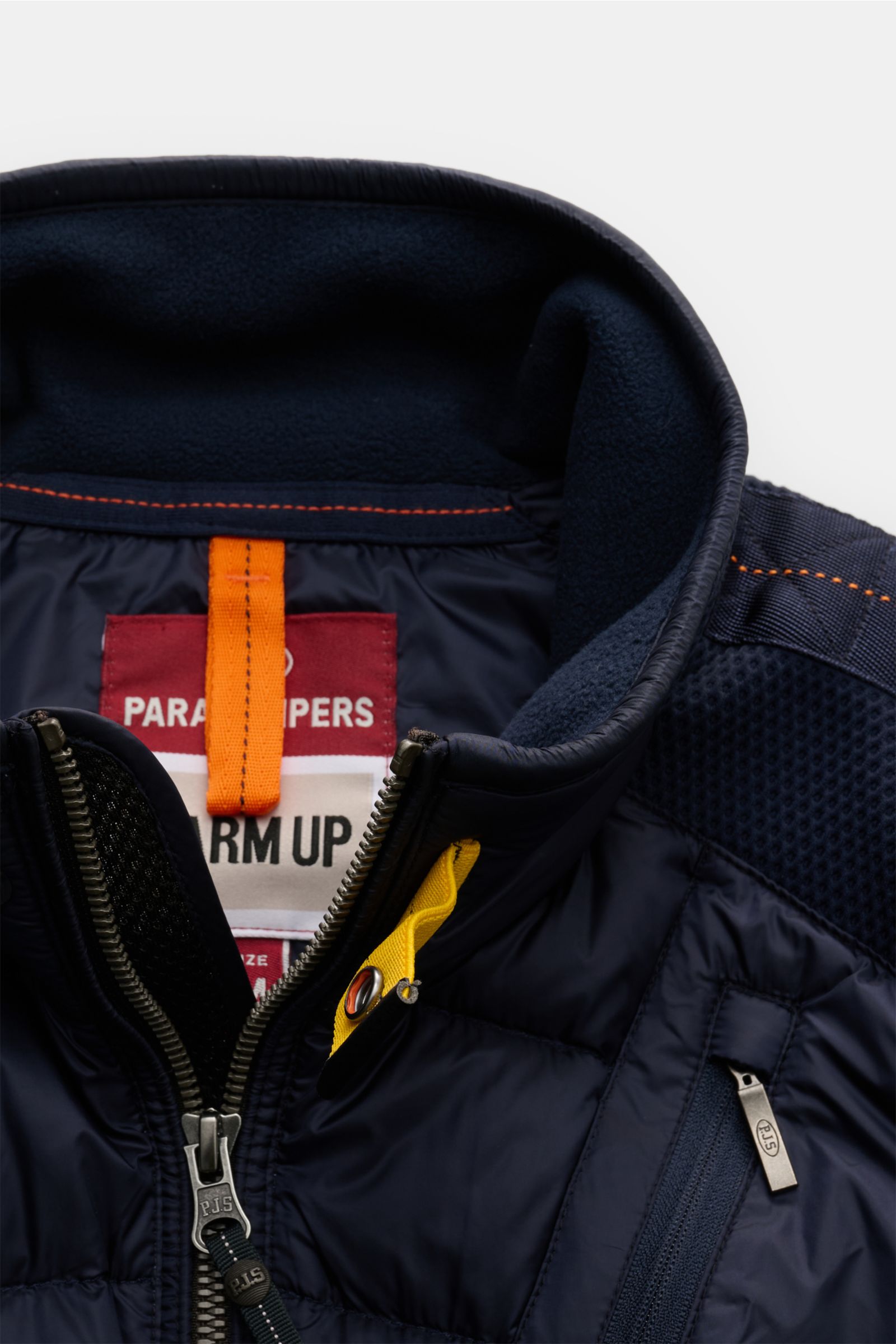 Close-up front view of the Parajumpers Daunenjacke 'Jayden' navy, featuring hochwertiger Microfaser, glatter Griff, windabweisend, Slim Fit, leichte Daunenfüllung im Brust- und Rückenbereich, Ärmel aus Mesh, Stehkragen mit Knopfriegel, PARAJUMPERS-Weblabe