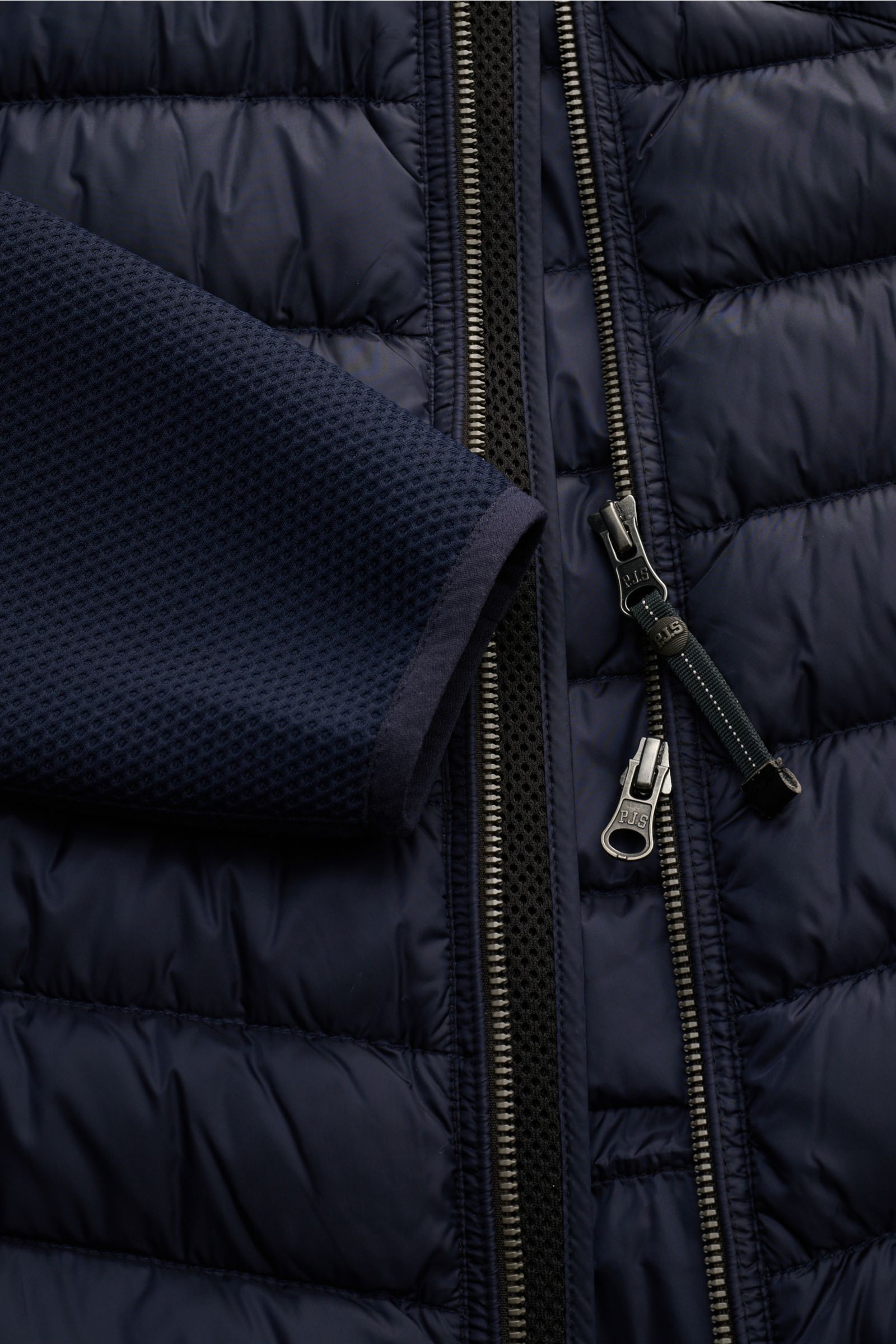 Close-up front view of Parajumpers Daunenjacke 'Jayden' navy showing high-quality microfiber with a smooth grip, wind-resistant quilted body, mesh sleeves, robust two-way zipper, and elastic rib cuffs. Features lightweight down filling in the chest and ba