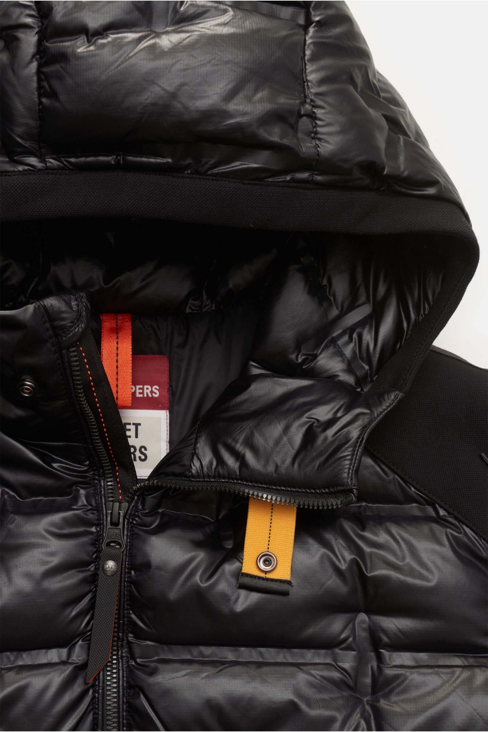 Parajumpers Daunenjacke 'Gyles' schwarz, Nahaufnahme von oben, gesteppte Microfaser mit Daunenfüllung, Jersey-Details, Kapuze, Zipper und Knopfriegel.