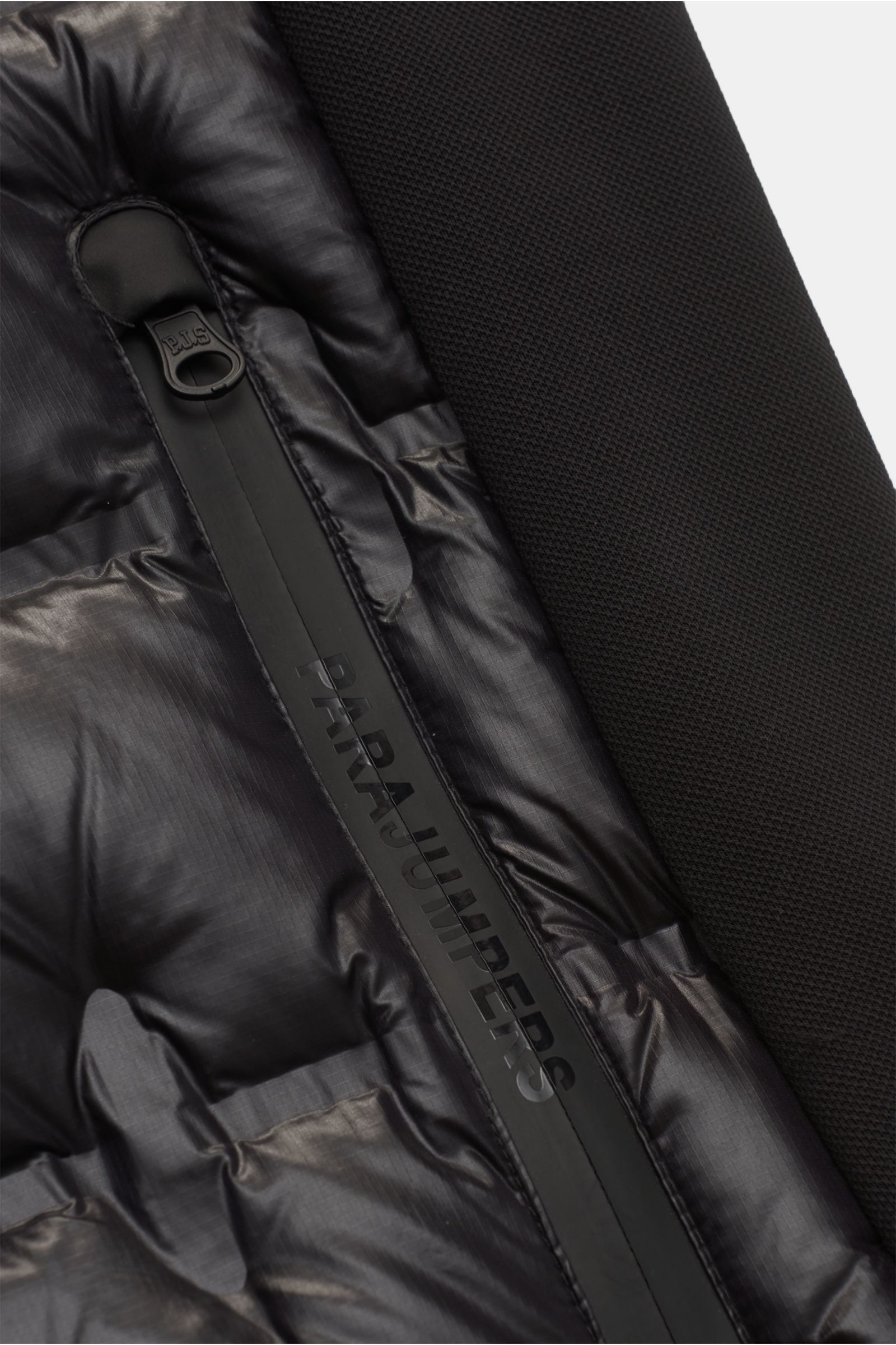Parajumpers Daunenjacke 'Gyles' schwarz, Nahaufnahme von Reißverschluss und Materialmix aus glänzender Ripstop-Microfaser und robustem Jersey.