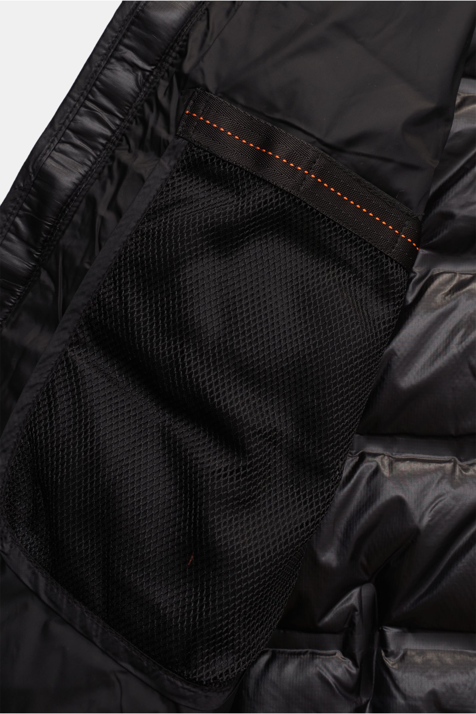 Innenansicht der Parajumpers Daunenjacke 'Gyles' schwarz mit Mesh-Innentasche, glattem Material und leichter Daunenfüllung, Detailaufnahme.