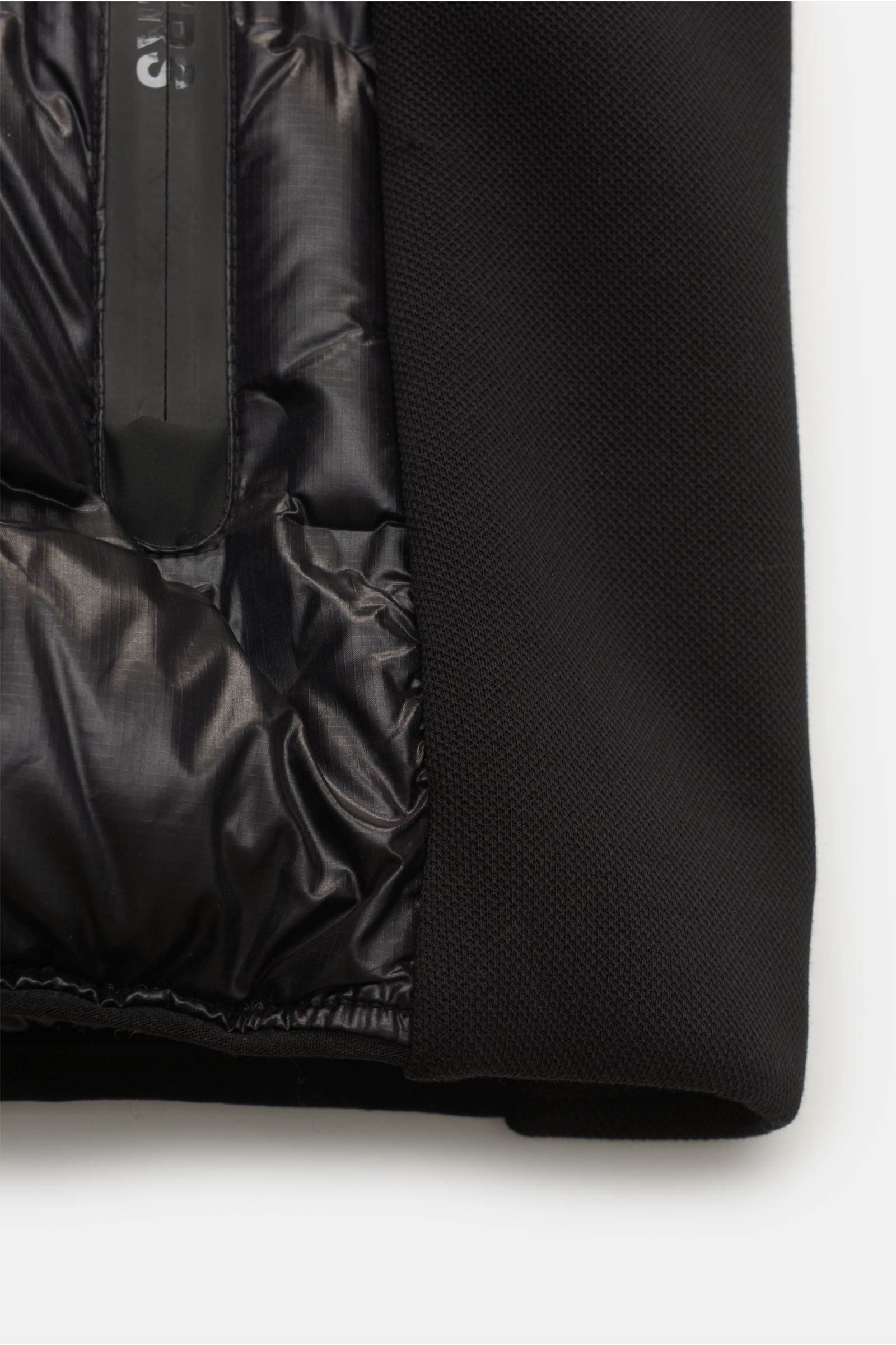 Nahaufnahme der Innen- und Außenseite der Parajumpers Daunenjacke 'Gyles' schwarz, glänzende Ripstop-Microfaser mit Jersey-Details.