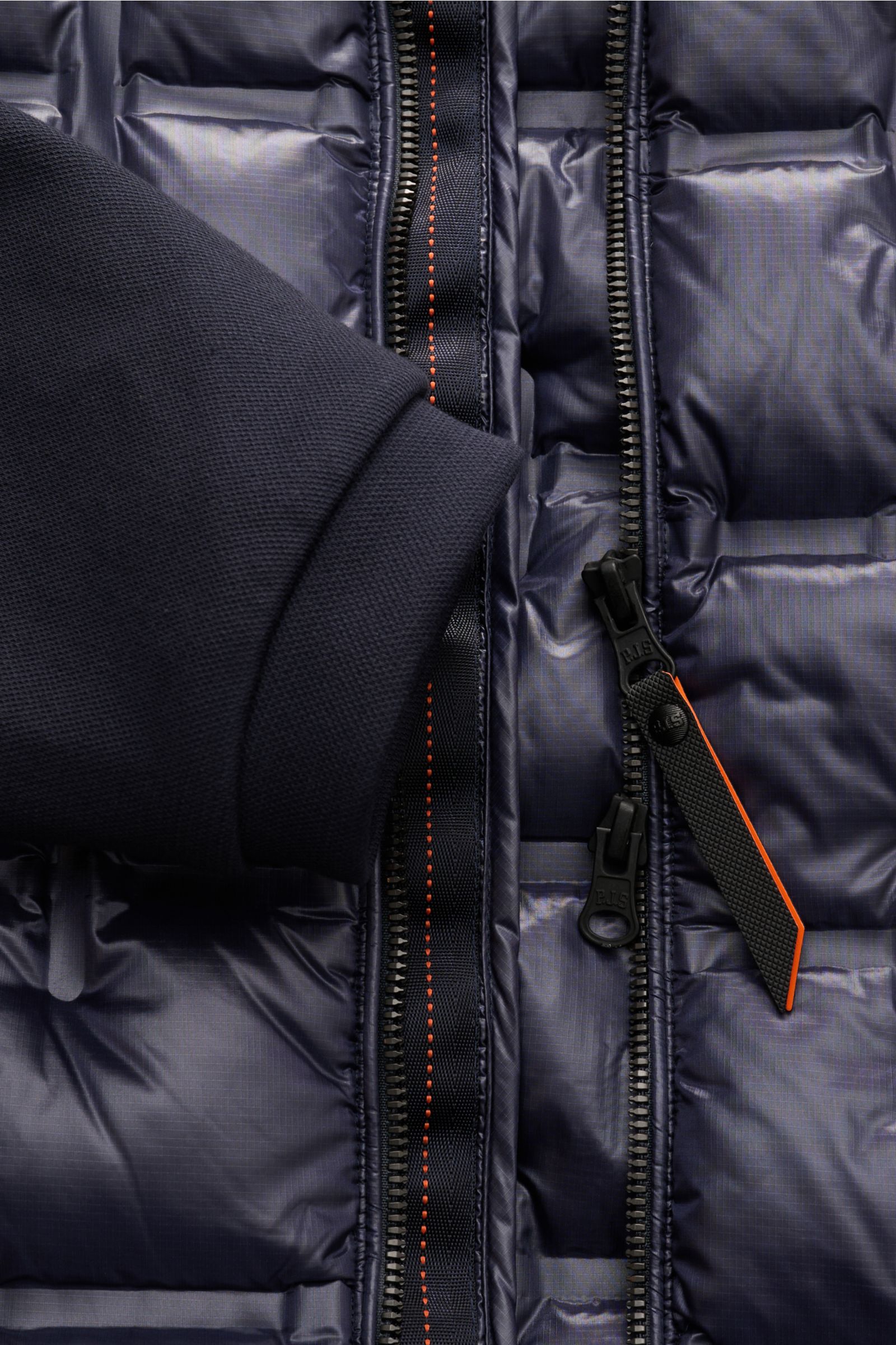 Close-up front view of Parajumpers Daunenjacke 'Gyles' navy, showing shiny ripstop microfiber with quilted design, robust jersey cuff, two-way zipper with contrast grosgrain trim, and black rubberized patch details. Für einen sportiven und stylishen Look 