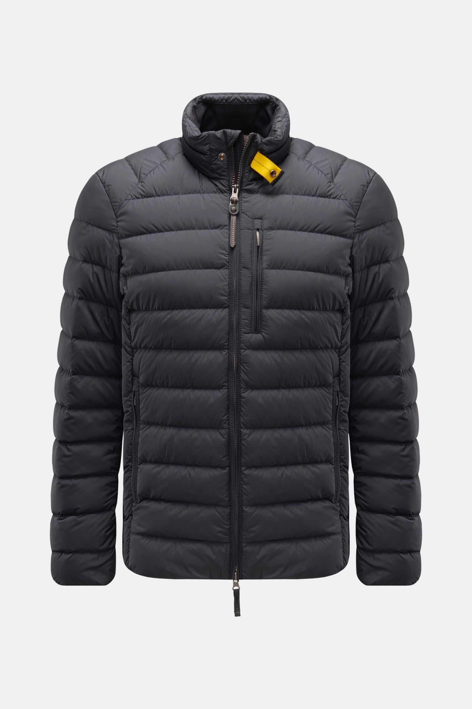 Parajumpers Daunenjacke 'Ugo' schwarz, frontal fotografiert, Slim Fit, ultraleichte Daunen, recycelte Microfaser, wind- und wasserabweisend, Stehkragen mit gelbem Detail.
