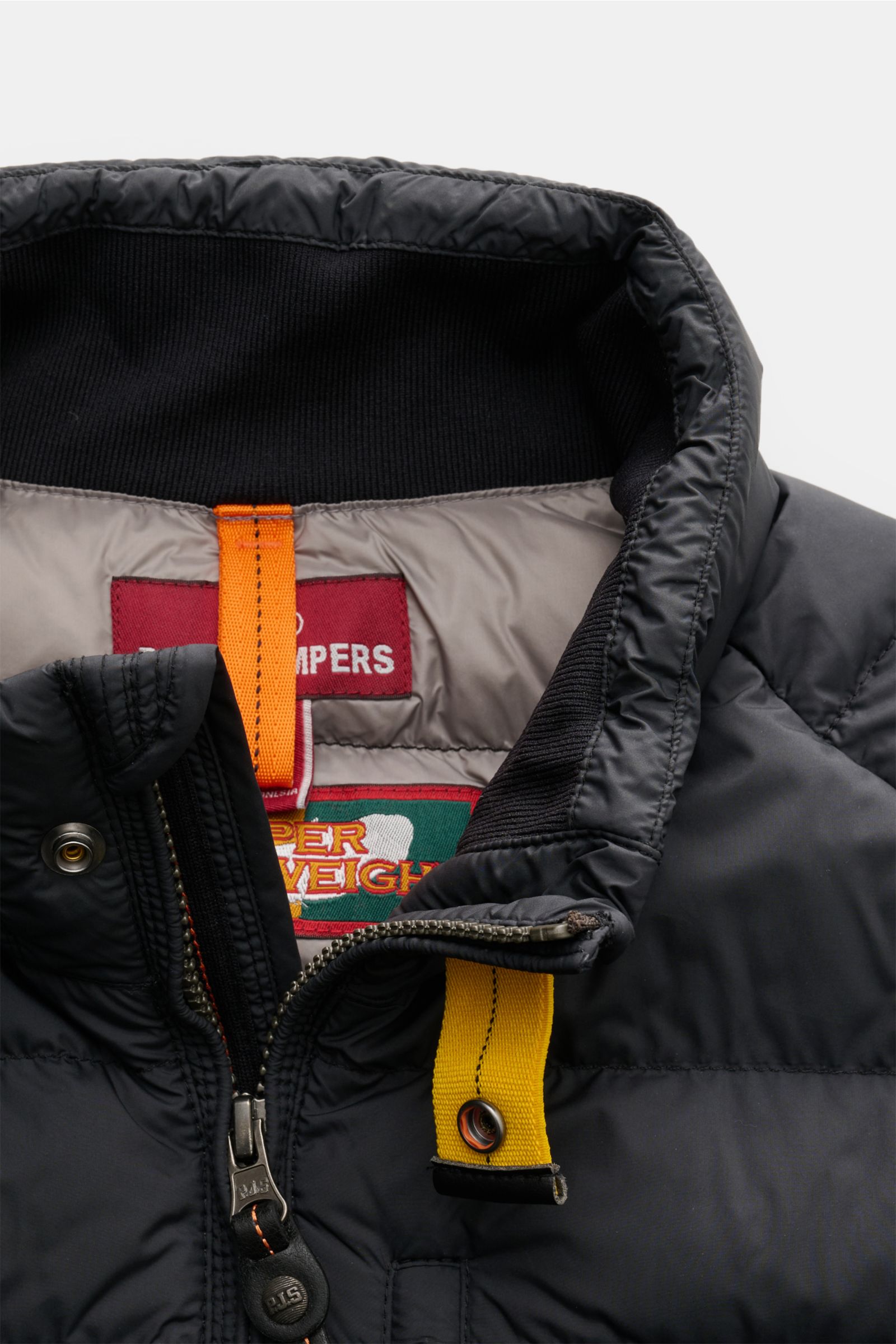 Parajumpers Daunenjacke 'Ugo' schwarz, Nahaufnahme von Stehkragen mit Strickeinsatz, Reißverschluss, gelbem und orangefarbenem Detail, ultraleichte, nachhaltige Daunenjacke.