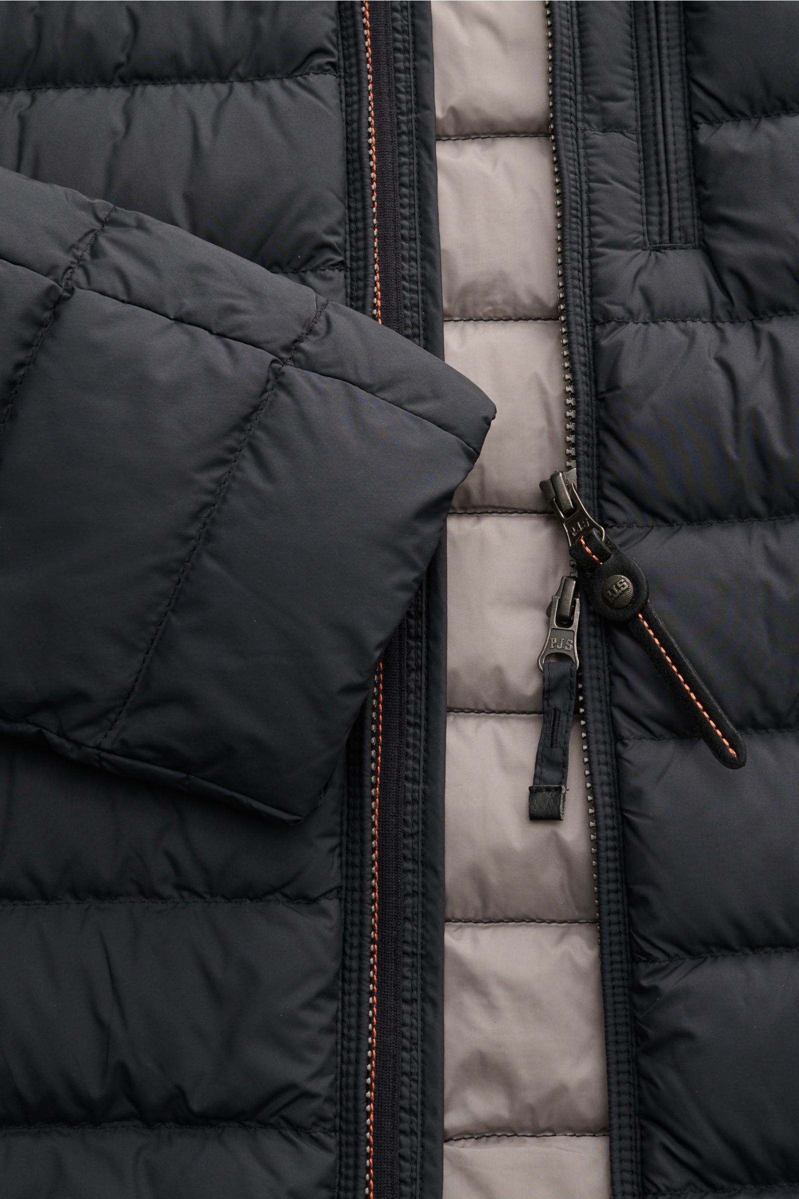 Nahaufnahme der Parajumpers Daunenjacke 'Ugo' schwarz von oben, zeigt Microfaser, Super Light Weight Daunen, Reißverschluss und Kontrastfutter.