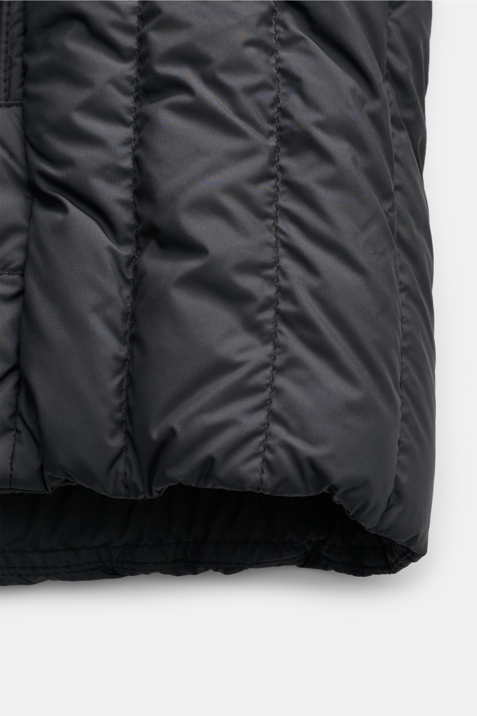 Parajumpers Daunenjacke 'Ugo' schwarz, Detailaufnahme des ultraleichten, windabweisenden Materials mit elastischem Saum, nachhaltig aus 95% recycelten Stoffen.
