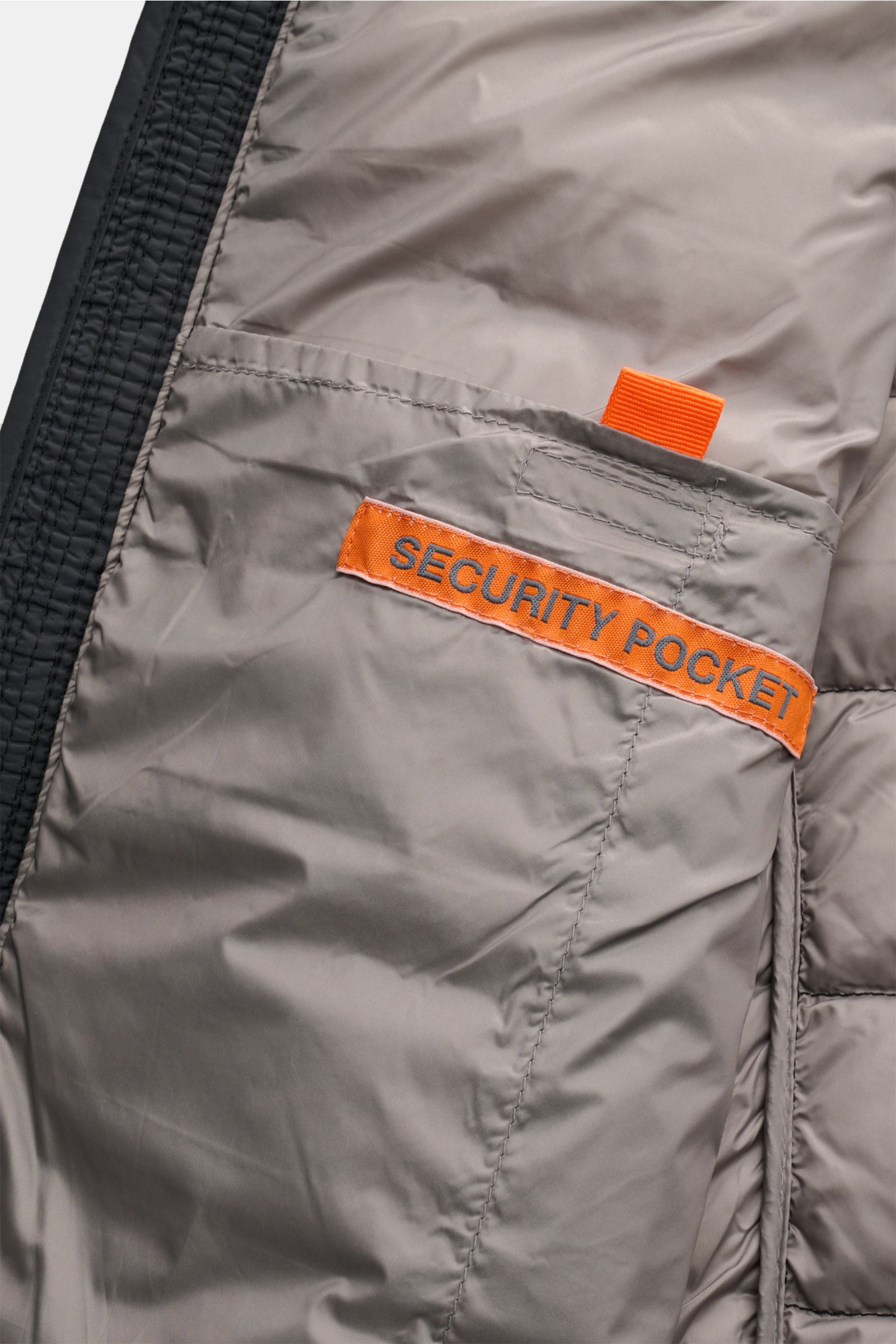 Parajumpers Daunenjacke 'Ugo' schwarz, Innenansicht mit Security Pocket, ultraleicht, nachhaltig, atmungsaktiv, Slim Fit, wasserabweisend.