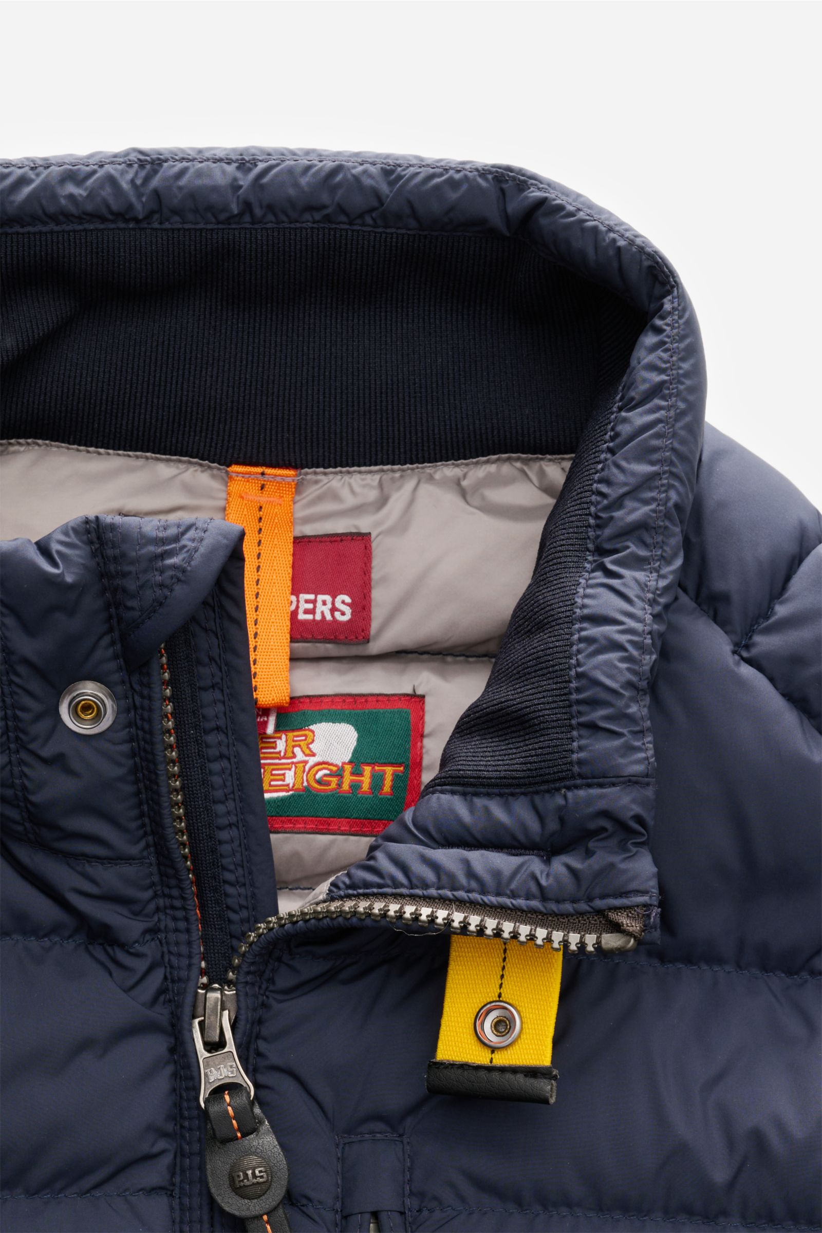Parajumpers Daunenjacke 'Ugo' navy, Detailfoto von oben zeigt Stehkragen mit Strickeinsatz, Reißverschluss, Knopfriegel, ultraleichte Daunenfüllung, recycelte Materialien.