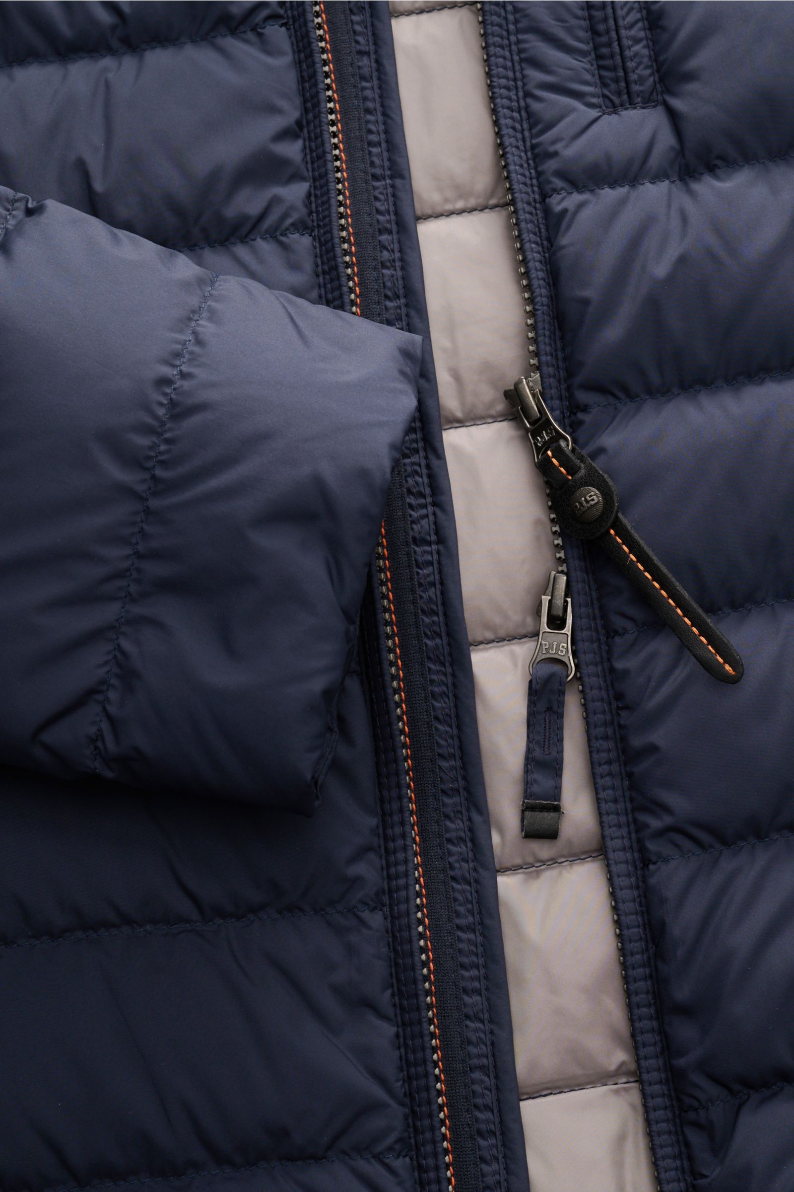 Nahaufnahme der Parajumpers Daunenjacke 'Ugo' navy mit offenem Zwei-Wege-Reißverschluss, Stehkragen und ultraleichter Daunenfüllung.