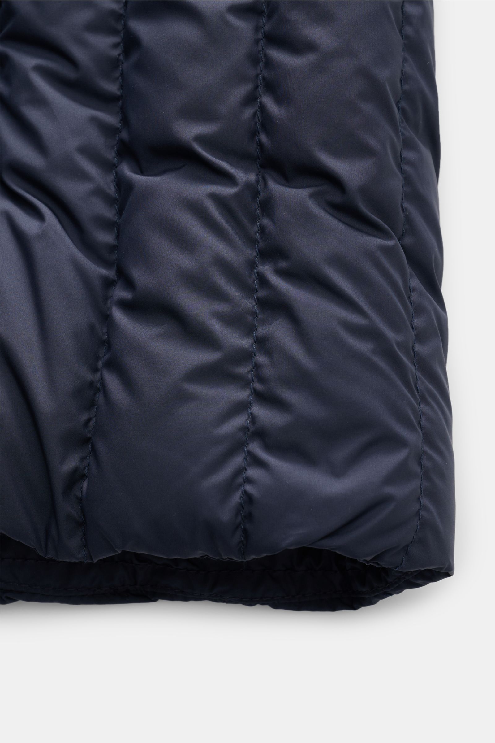 Parajumpers Daunenjacke 'Ugo' navy im Detail von unten, ultraleicht, 95% recycelte Materialien, wind- und wasserabweisend, Slim Fit, Microfaser.