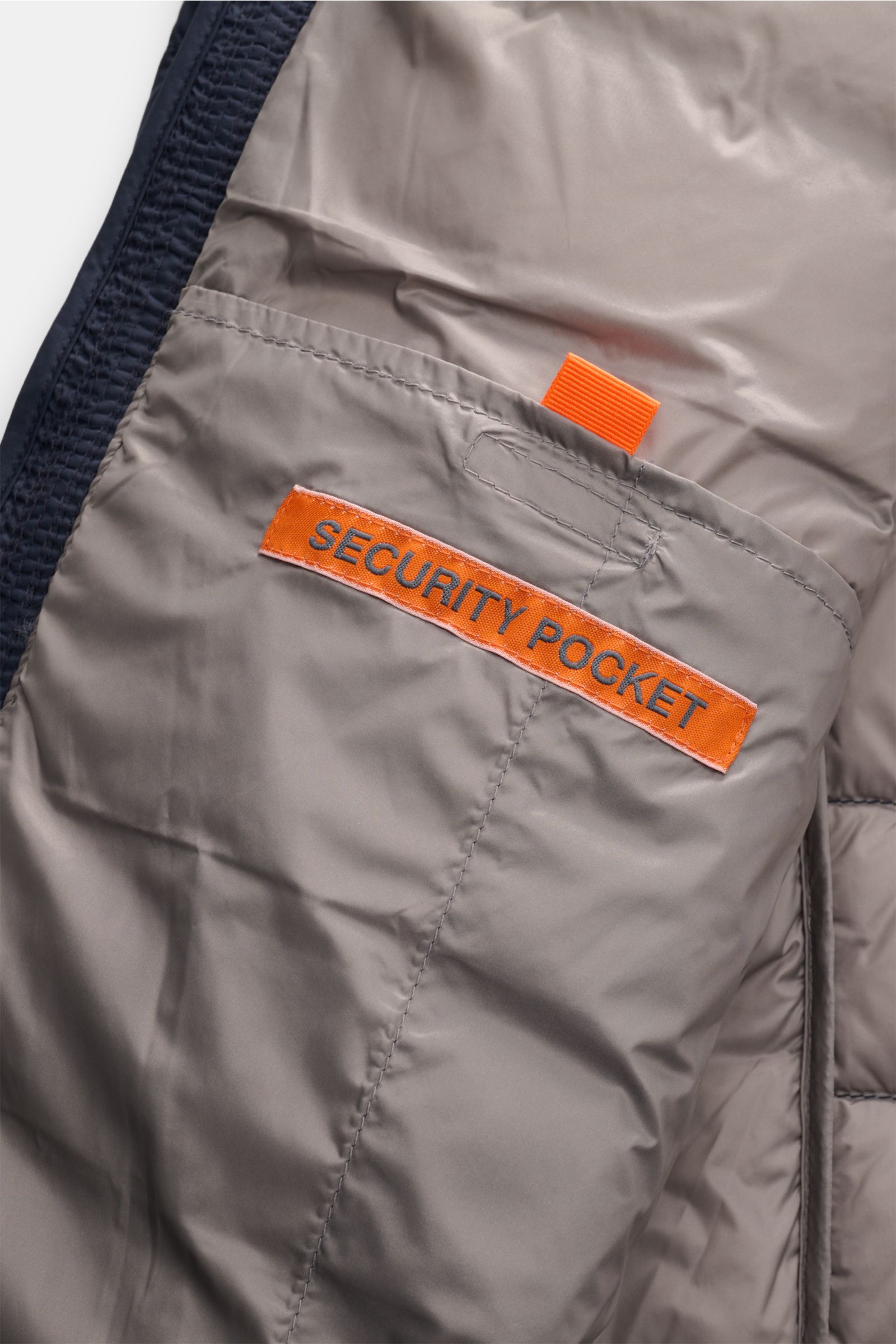 Innenseite der Parajumpers Daunenjacke 'Ugo' navy mit Sicherheits-Innentasche, ultraleicht, recycelte Materialien, Slim Fit, atmungsaktiv.