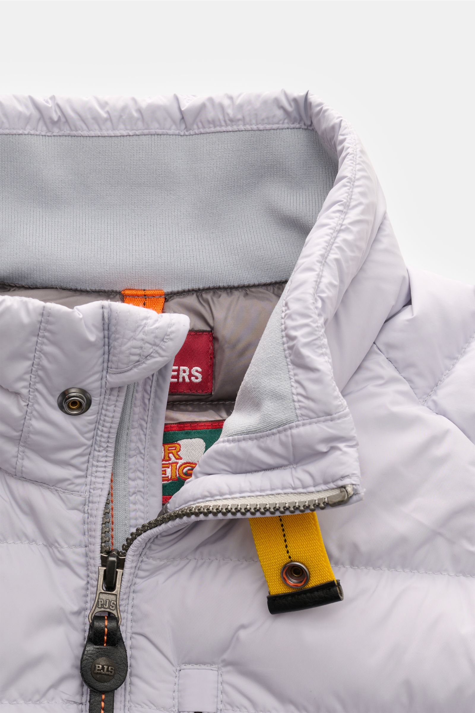 Close-up front view of Parajumpers Daunenjacke 'Ugo' hellgrau jacket collar and zipper, featuring durable microfiber, Super Light Weight down, wind- and water-resistant, breathable slim fit with concealed two-way zipper, stand collar with knit insert, con