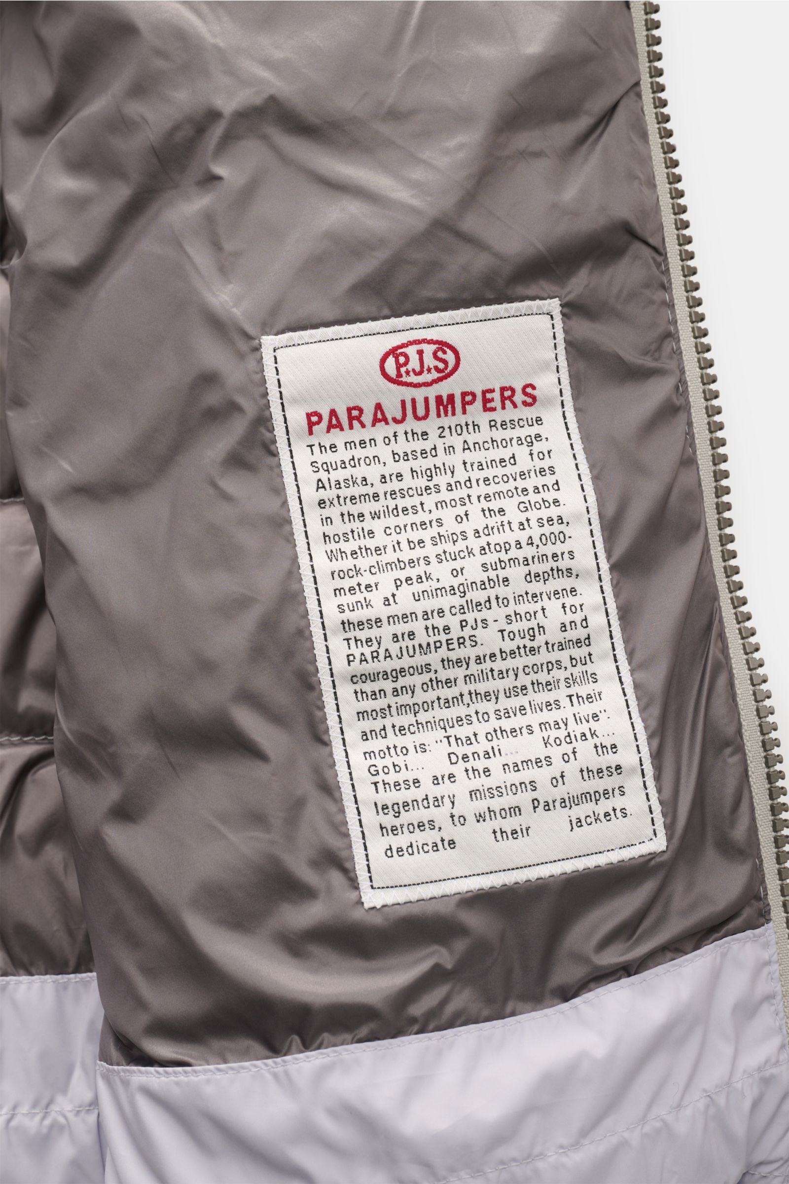 Close-up inside view of Parajumpers Daunenjacke 'Ugo' hellgrau showing the detailed fabric and brand label with product features and sustainability.