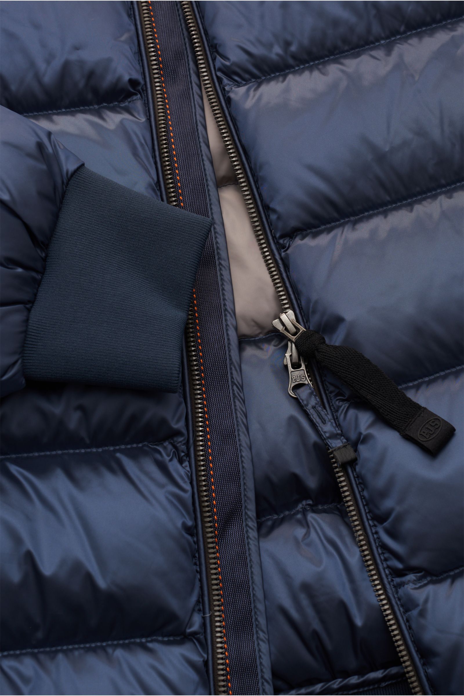 Parajumpers Daunenblouson 'Pharrell' navy, Nahaufnahme der wasserabweisenden, winddichten Microfaser mit Reißverschluss und elastischem Rippbündchen.