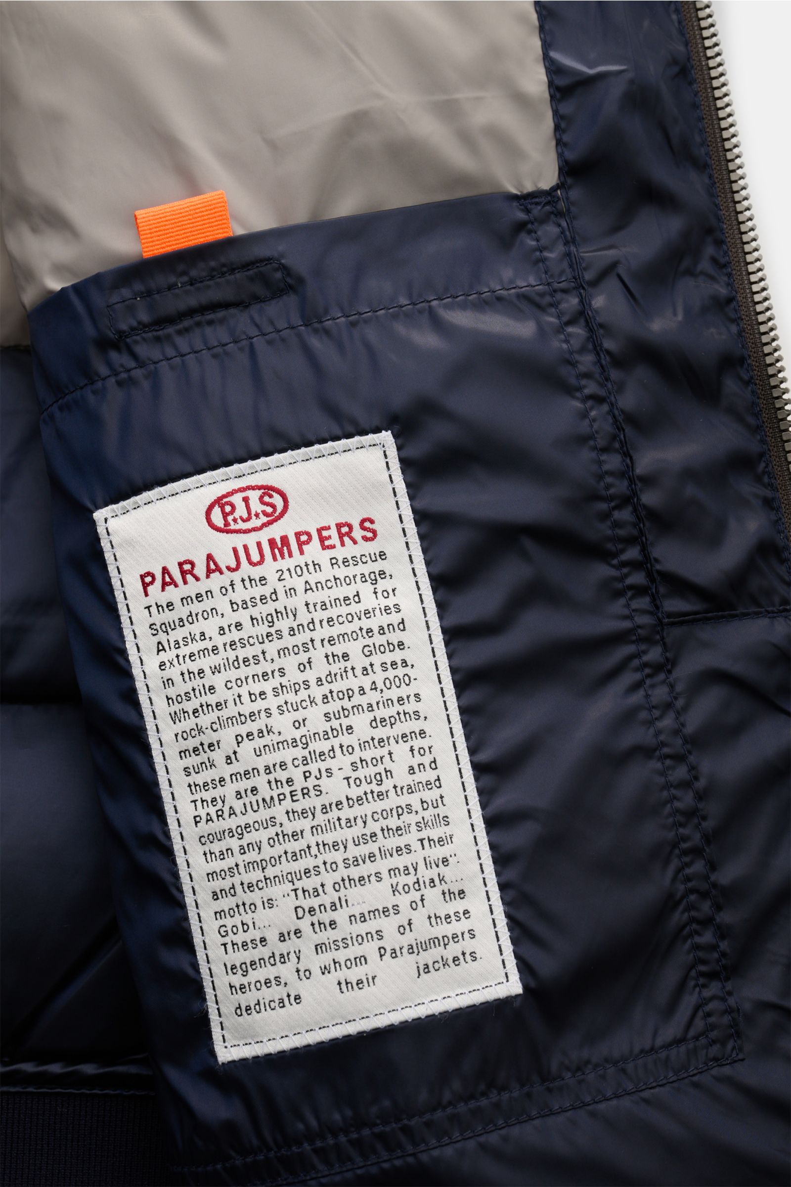 Parajumpers Daunenblouson 'Pharrell' navy, Detailaufnahme Innenfutter mit Label, leichte Daunenfüllung, wasserabweisend, winddicht, atmungsaktiv.