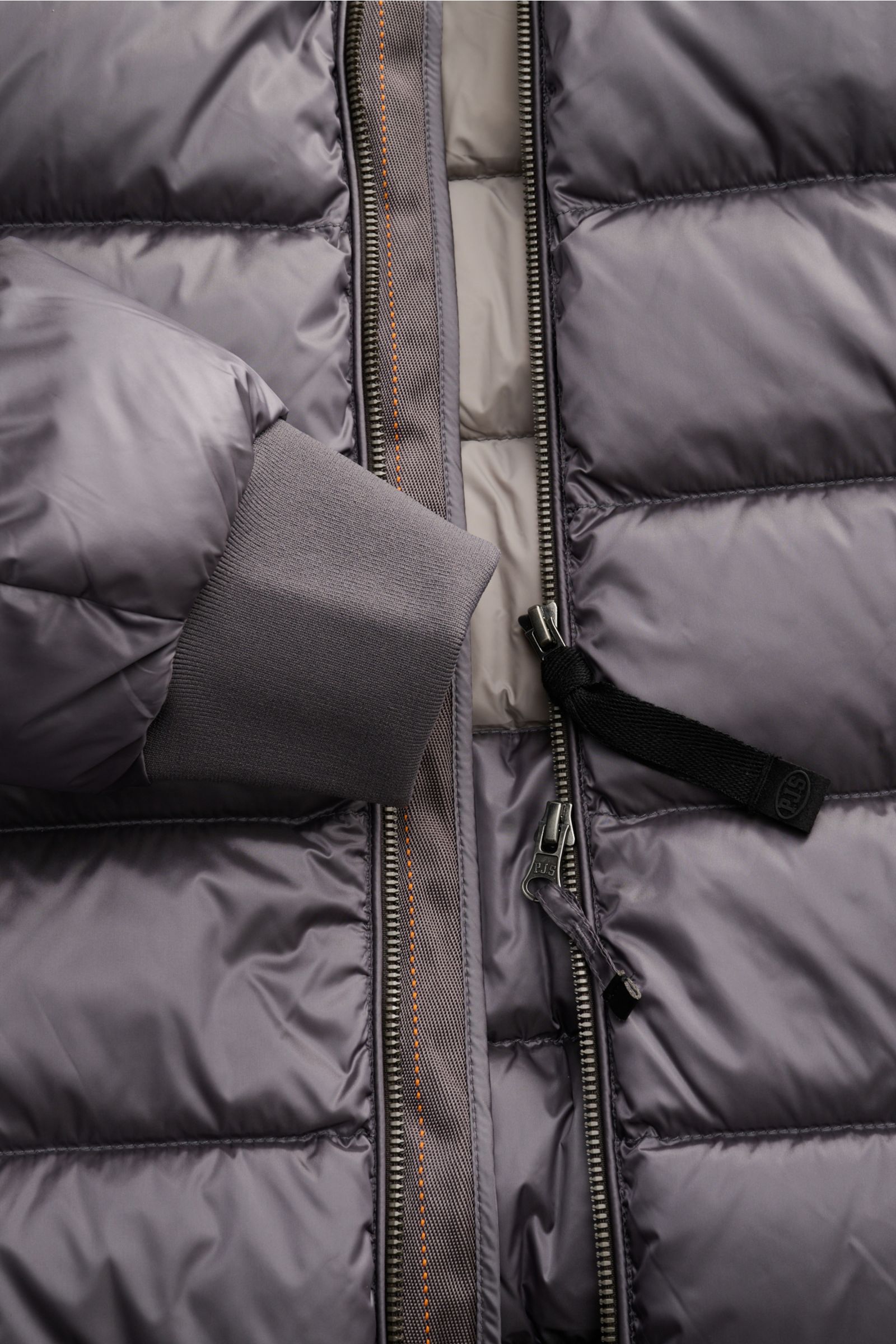 Parajumpers Daunenblouson 'Pharrell' grau, Detailaufnahme von innen mit Reißverschluss, gesteppt, elastischem Kragen und Rippbündchen.