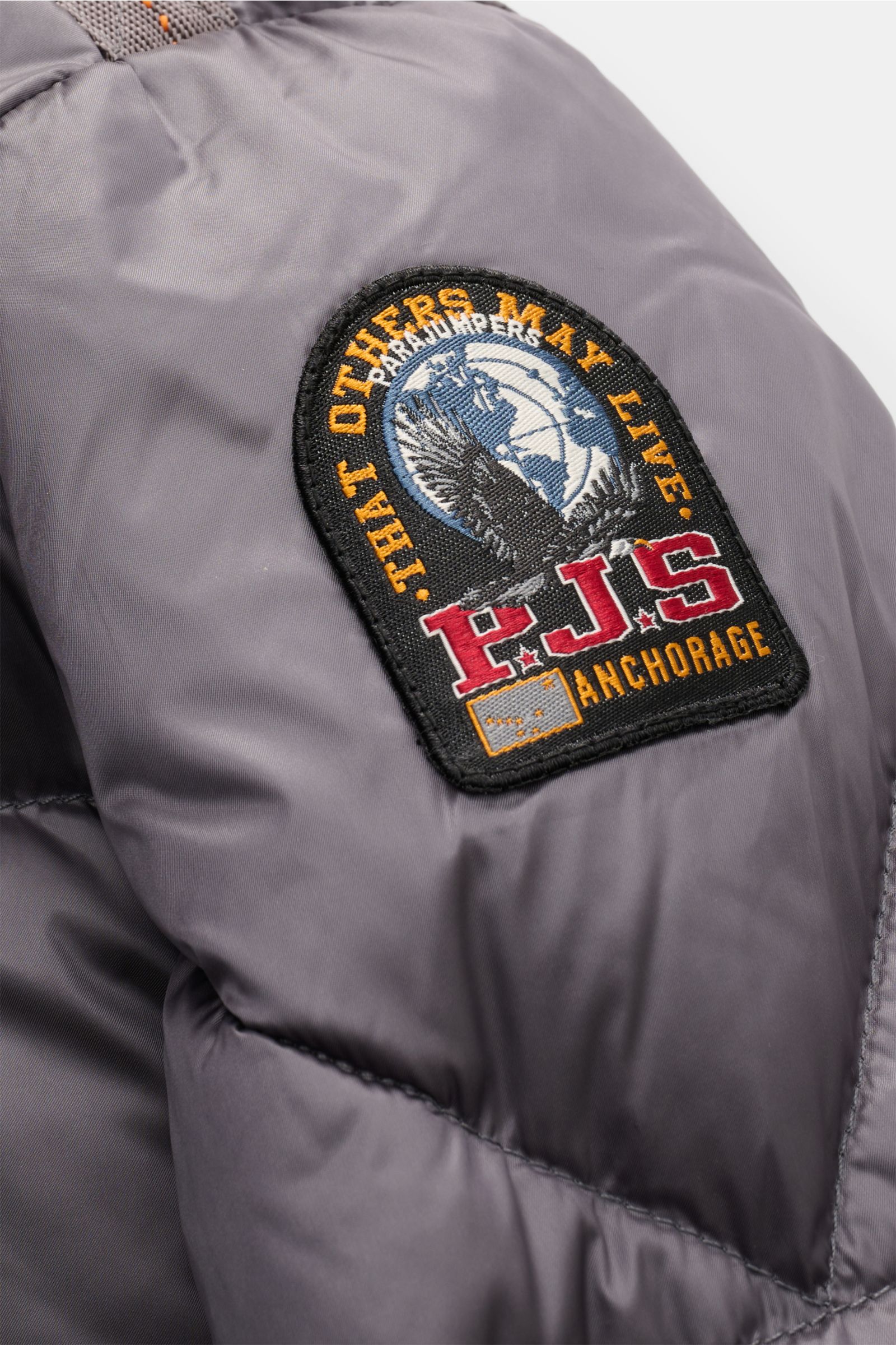 Parajumpers Daunenblouson 'Pharrell' grau, Detailansicht von oben rechts mit steppter Microfaser, Daunenfüllung, PJS-Logo und wasserabweisender Oberfläche.