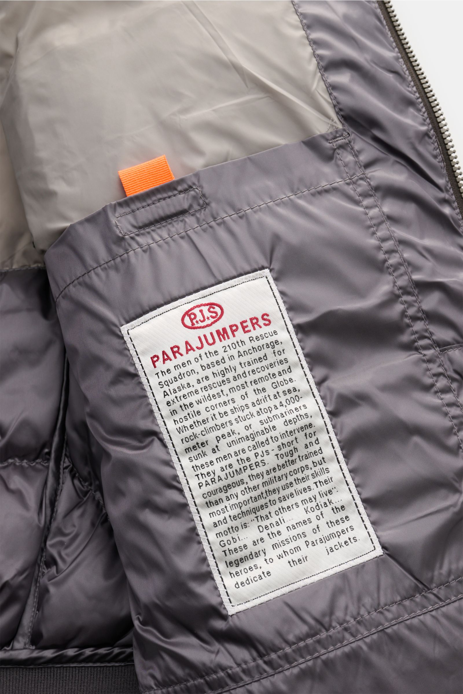 Parajumpers Daunenblouson 'Pharrell' grau von innen fotografiert, zeigt wasserabweisende Microfaser, Daunenfüllung, Innentasche mit Label.