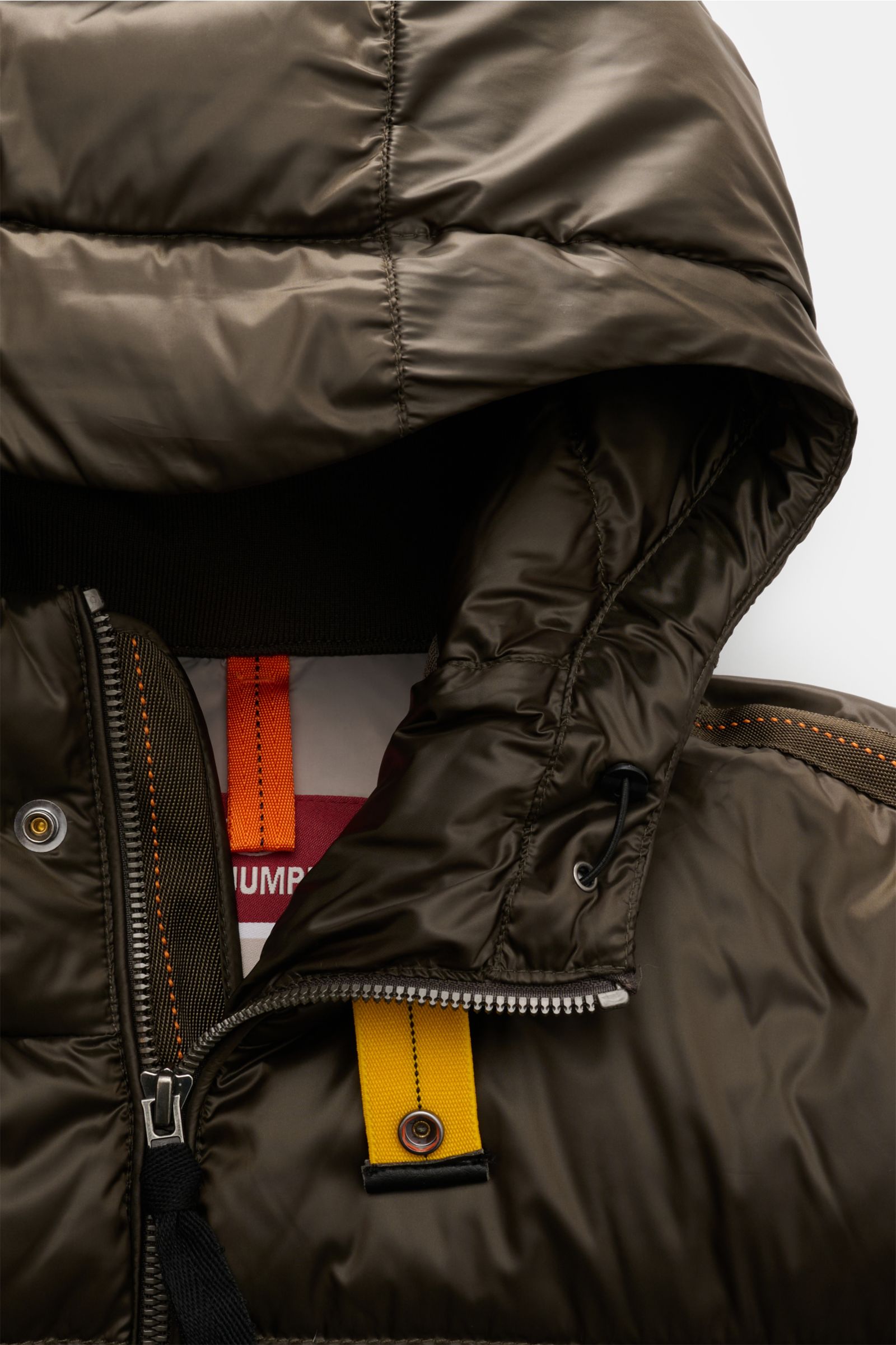 Parajumpers Daunenblouson 'Pharrell' dark olive, Nahaufnahme von Kapuze, Reißverschluss, gelbem Detail, wasserabweisend, winddicht, strapazierfähig.