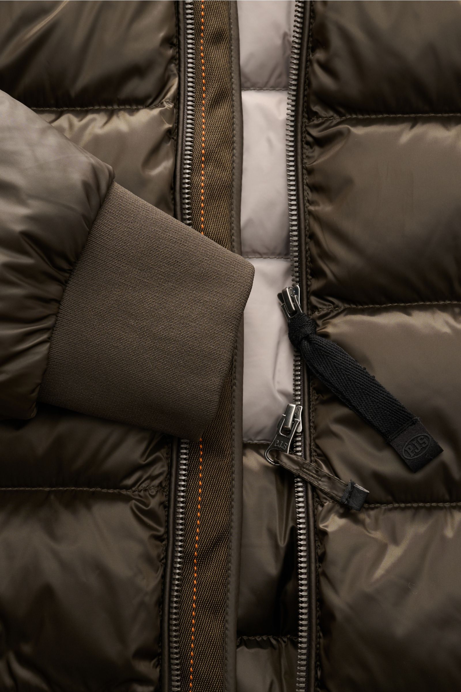 Parajumpers Daunenblouson 'Pharrell' dark olive, Nahaufnahme von Reißverschluss, Rippbündchen, gesteppter Microfaser, Daunenfüllung, wasserabweisend.