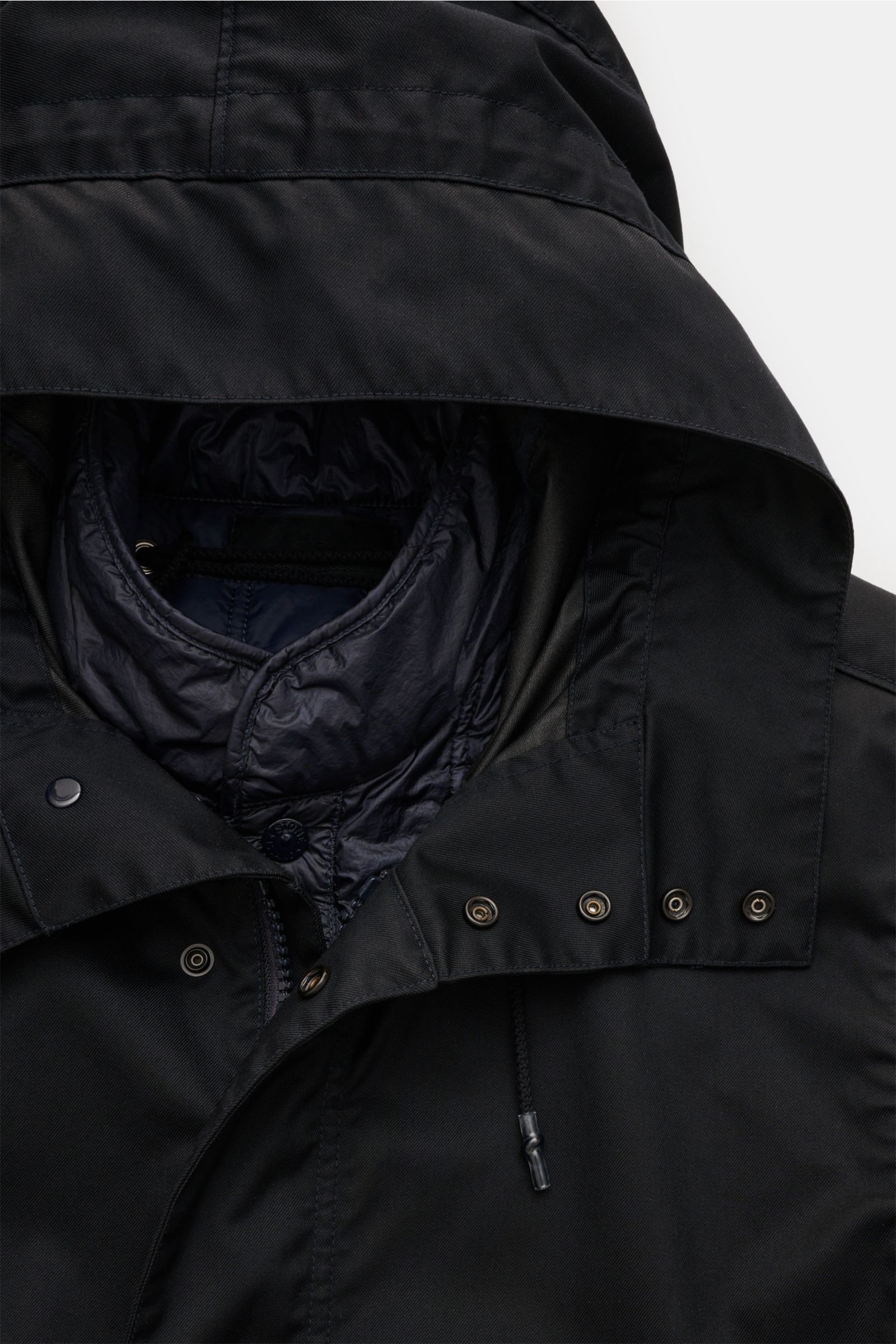 Stone Island Parka 'Twill Wool-TC Ghost Piece' navy, Detailansicht Kapuze, herausnehmbares Innenfutter mit veganer Primaloft-Füllung.