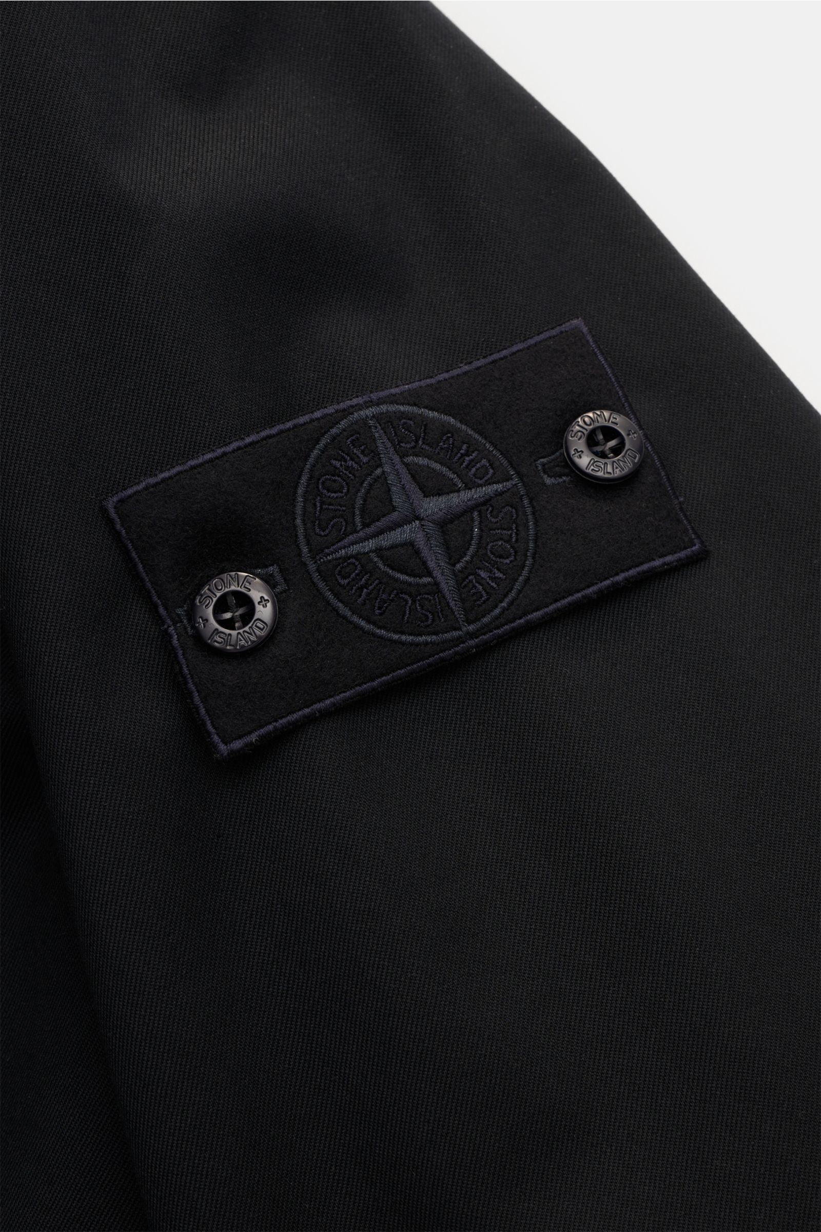 Stone Island Parka 'Twill Wool-TC Ghost Piece' navy, Detailaufnahme des tonalen Kompass-Badges auf Ärmel, reine Wolle, Regular Fit.