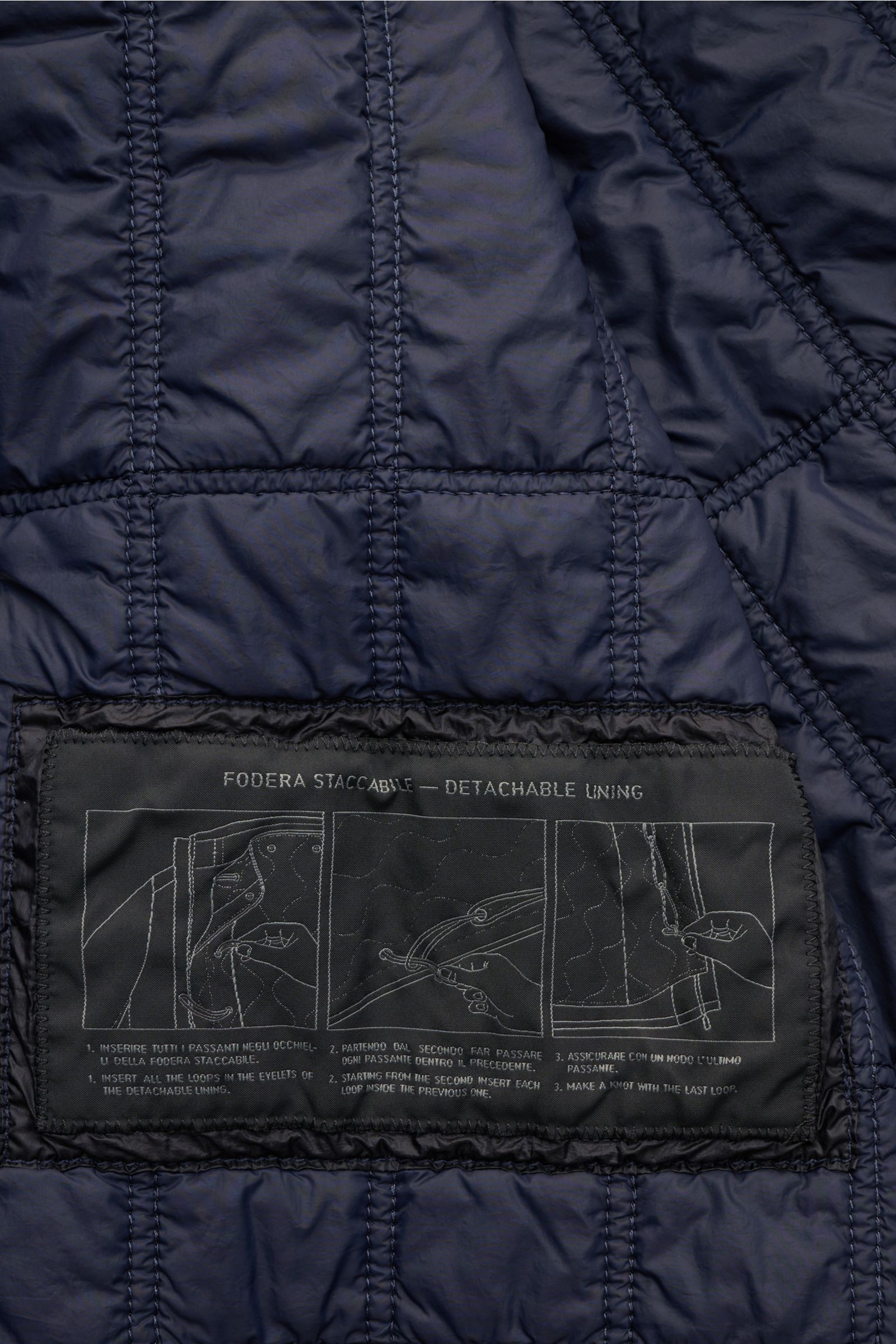 Nahaufnahme des herausnehmbaren Innenfutters des Stone Island Parka 'Twill Wool-TC Ghost Piece' navy mit Primaloft-Füllung.