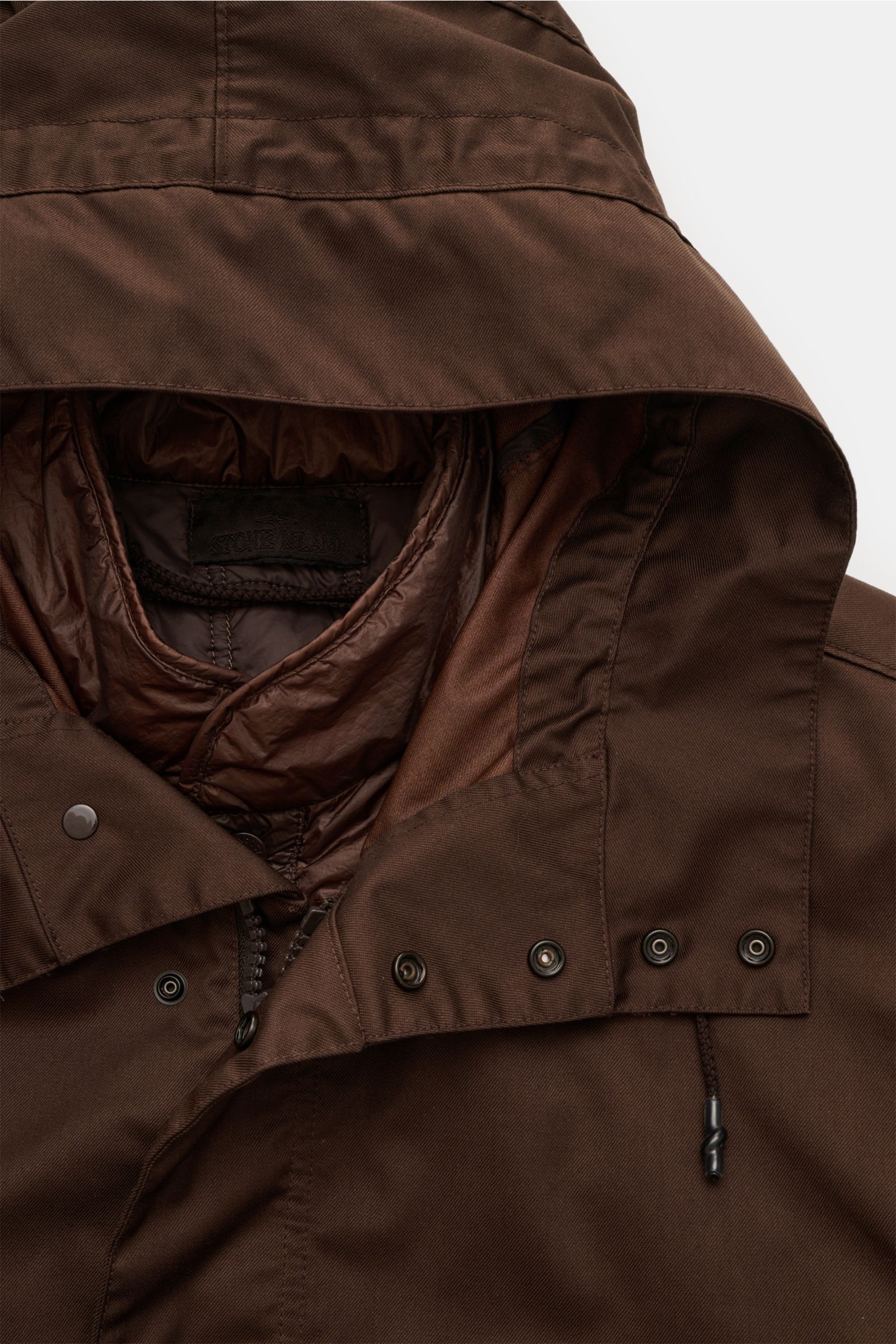Stone Island Parka 'Twill Wool-TC Ghost Piece' dunkelbraun, Nahaufnahme von Kapuze, Druckknöpfen und veganem Primaloft-Innenfutter, Regular Fit, reine Wolle.