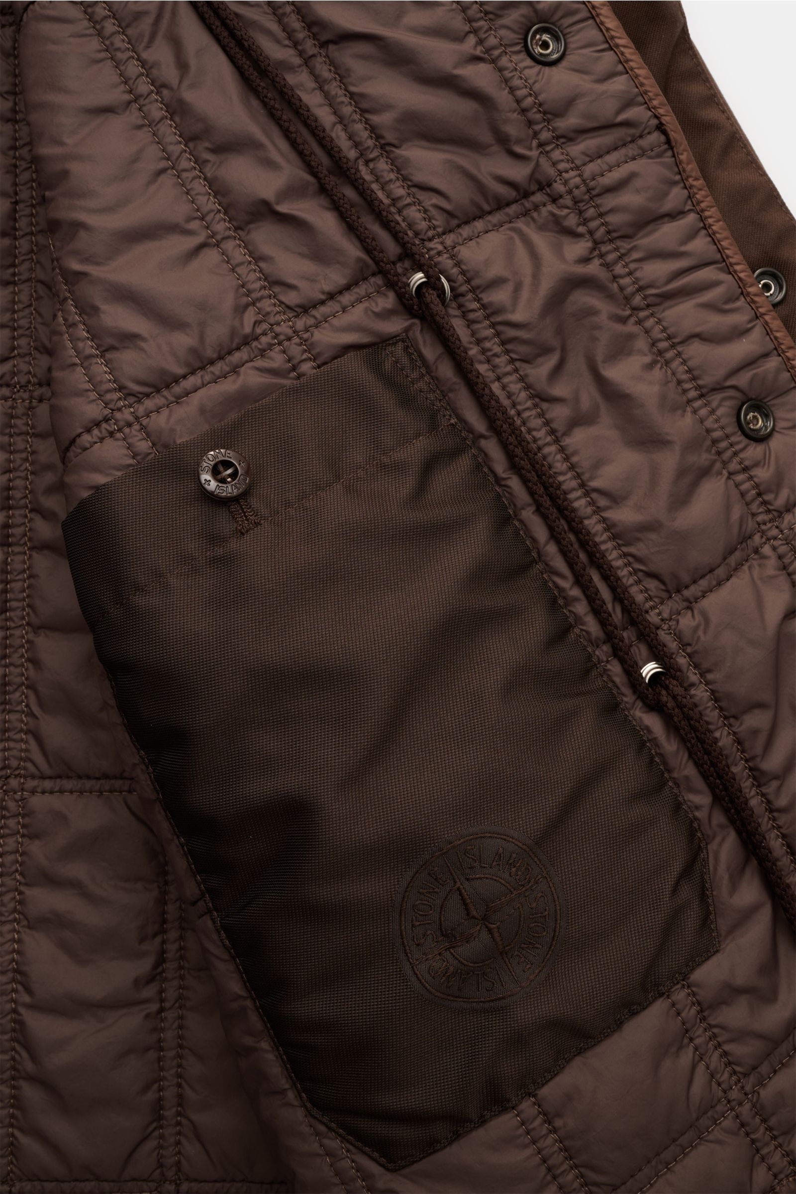 Stone Island Parka 'Twill Wool-TC Ghost Piece' dunkelbraun, Nahaufnahme des herausnehmbaren, vegan gefütterten Innenfutters mit Innentasche.